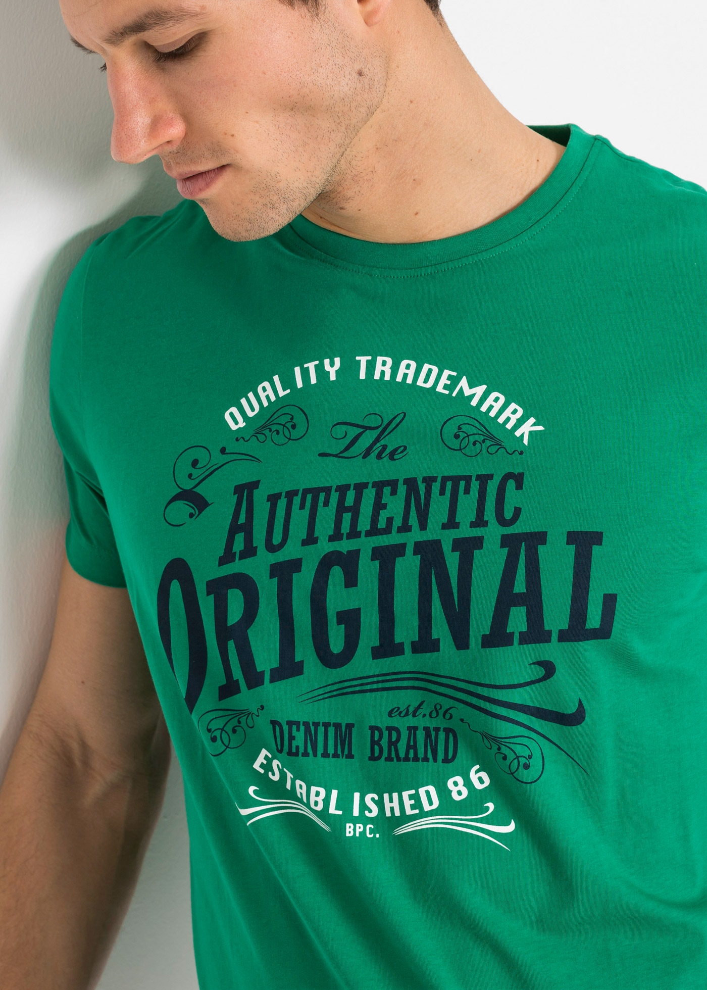 bonprix T-shirt Packung, 2 cuis Regular Fit, Kurzarm-Design, aus Baumwolle, mit Brustdruck