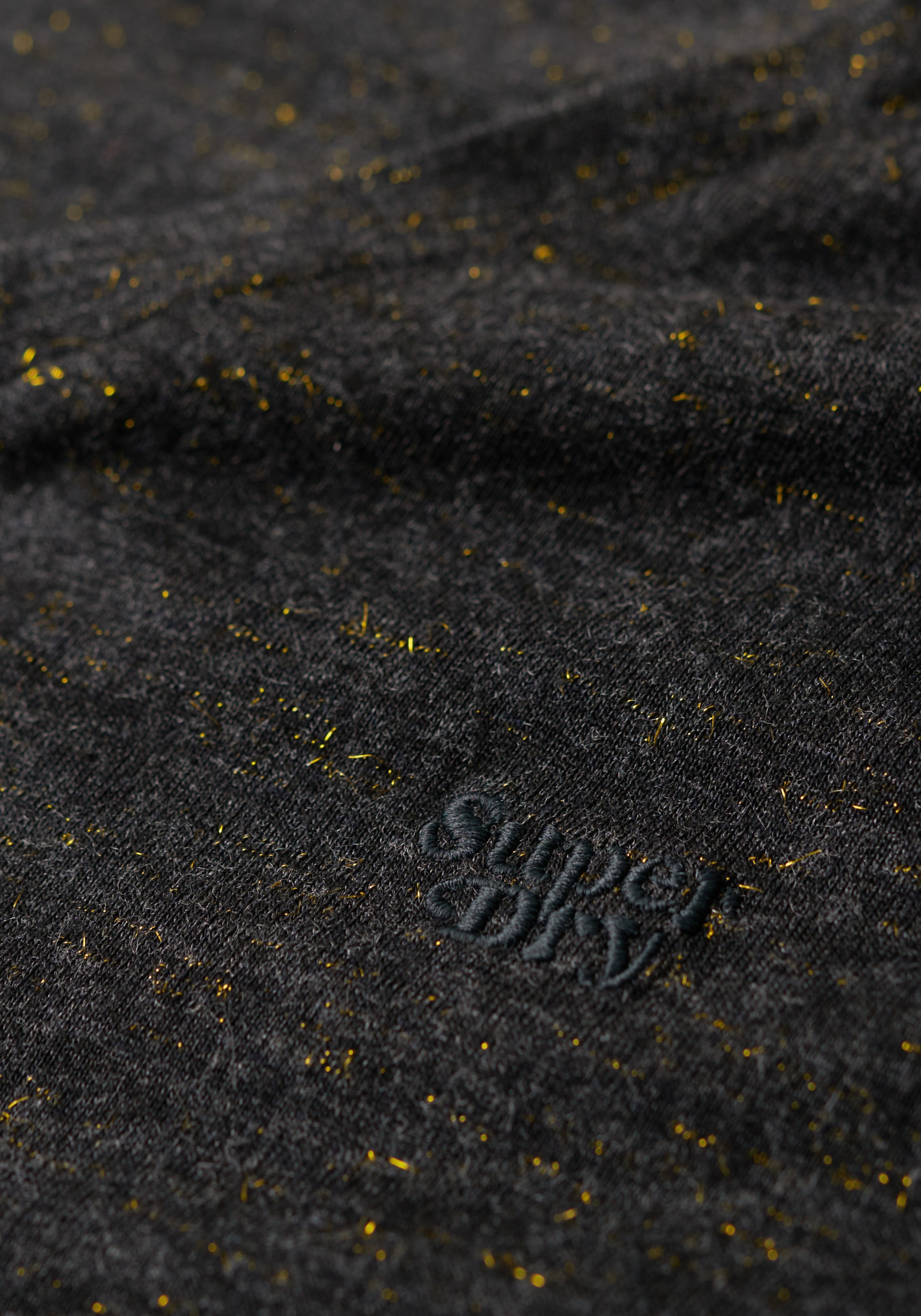 Superdry V-Shirt »STUDIOS SLUB EMB VEE TEE«, strukturiertes T-Shirt mit V-Ausschnitt und Stickerei