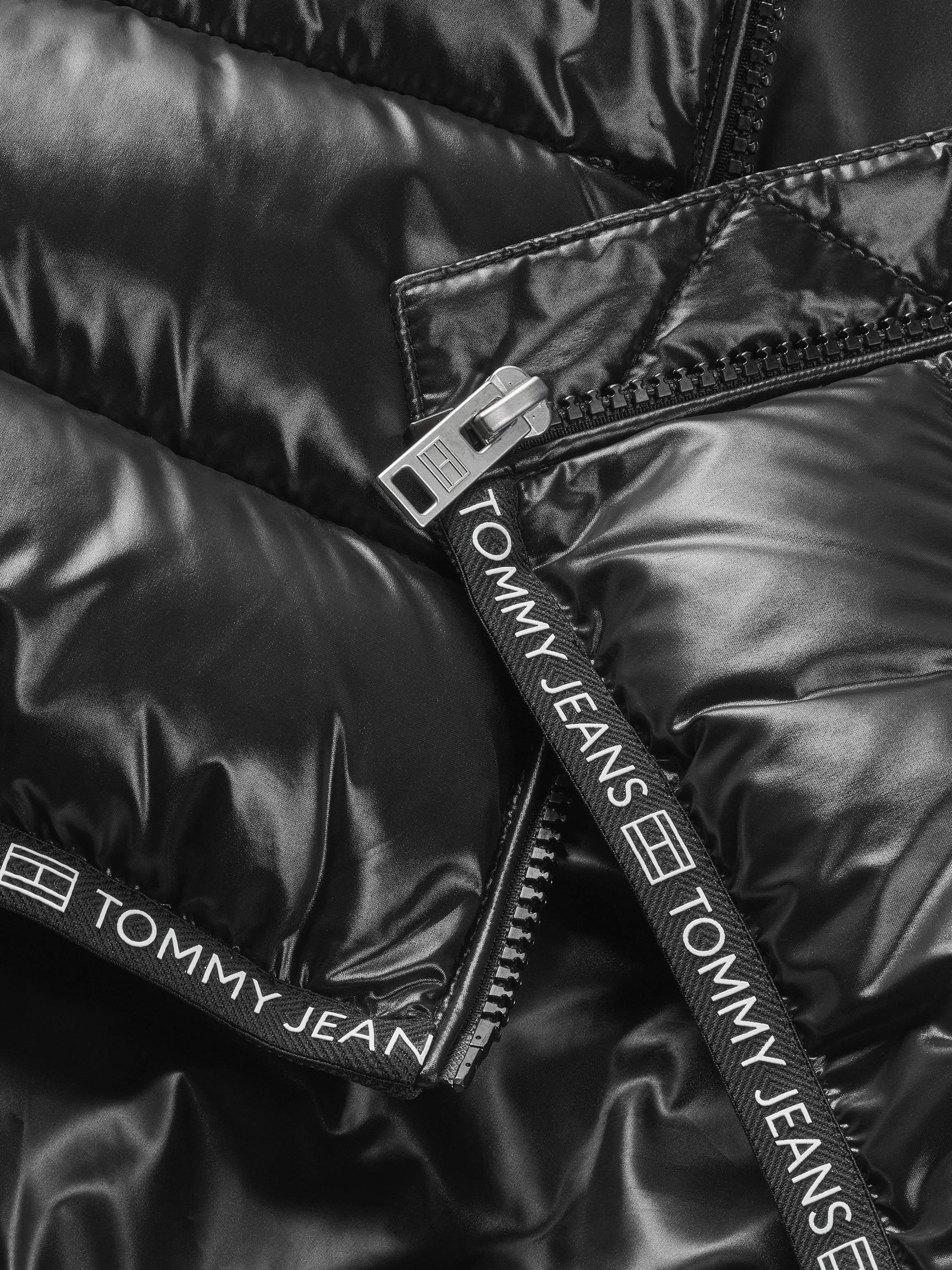 Tommy Jeans Steppjacke »TJW ESSENTIAL TAPE JACKET EXT«, in glänzender Optik, mit Wattierung