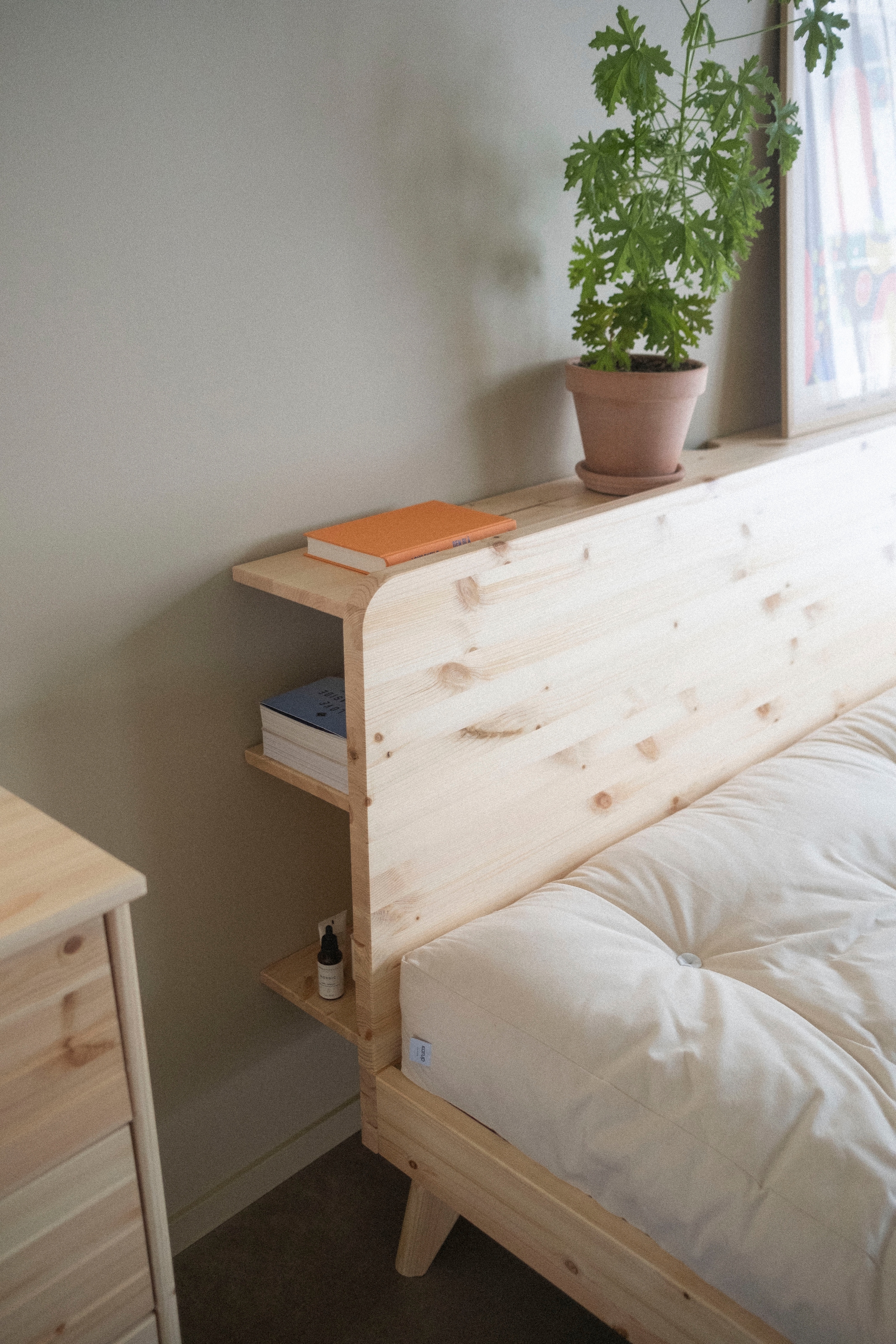 Karup Design Sommier »RETREAT BED« En pin massif avec sommier à lattes, tête de lit avec 3 étagères