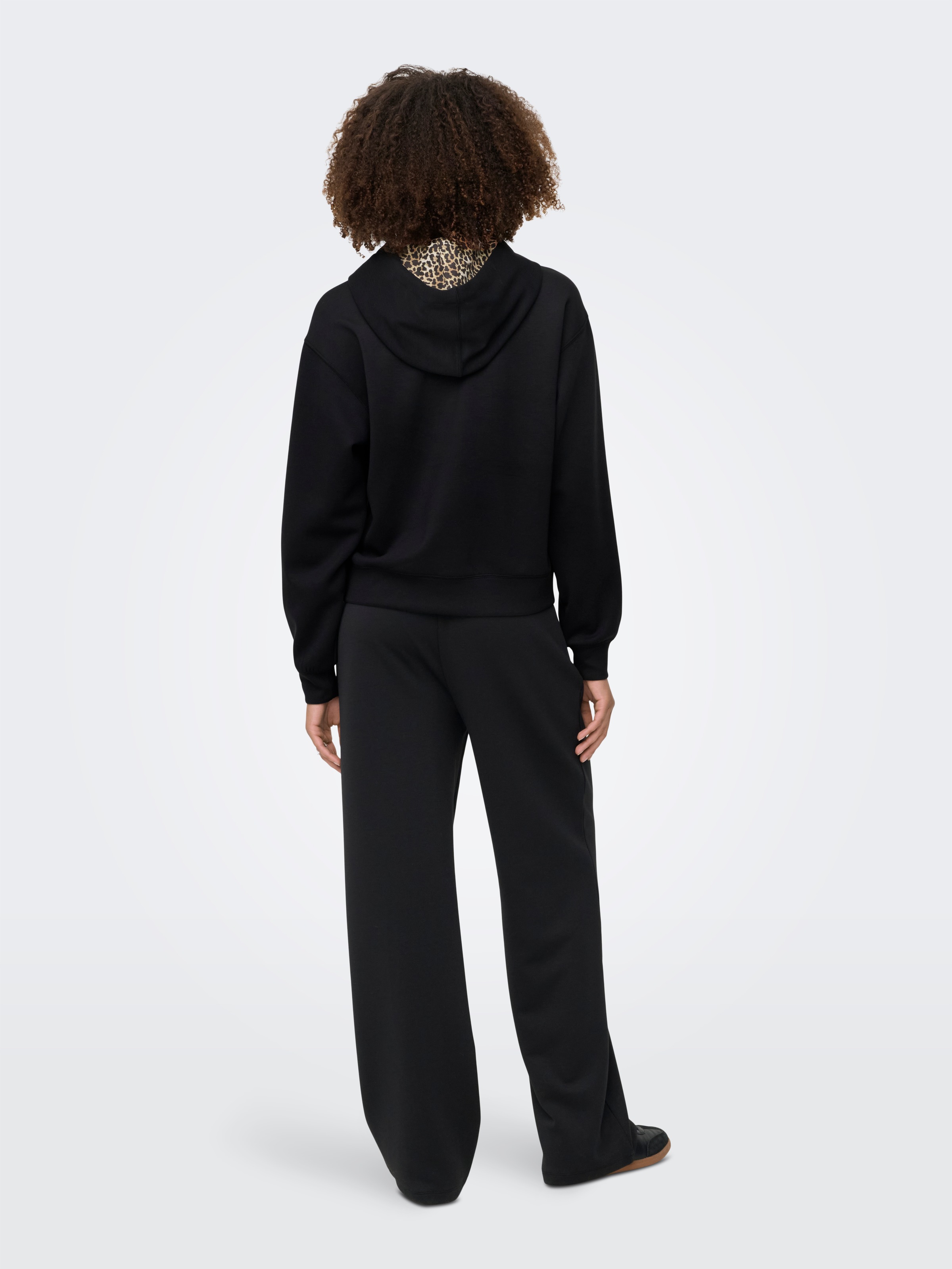 ONLY Sweat à capuche »ONLALINA LIFE LEO DETAIL HOOD BOX SWT«
