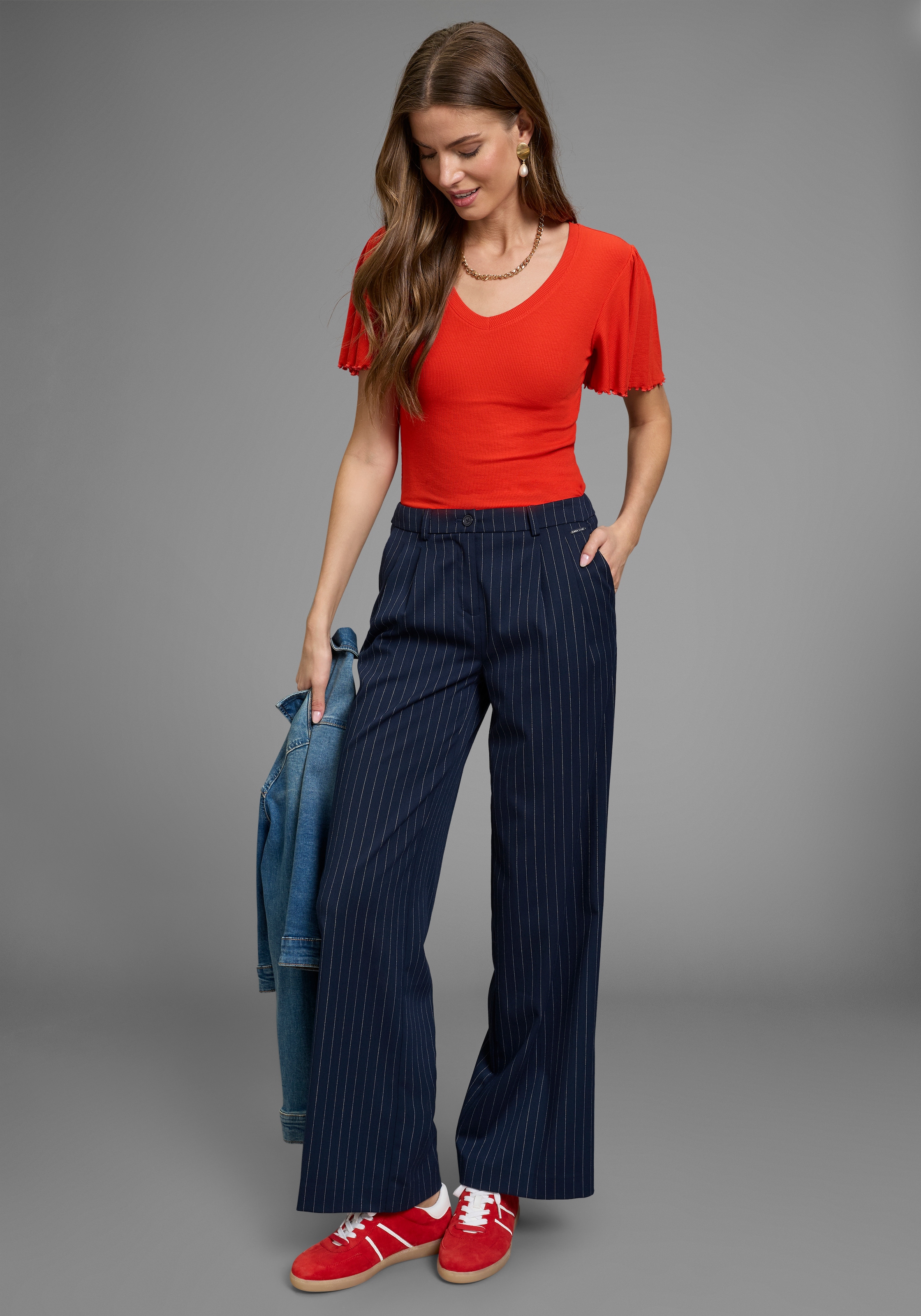 Laura Scott T-shirt en V sehr figurbetonte Passform, mit V-Ausschnitt