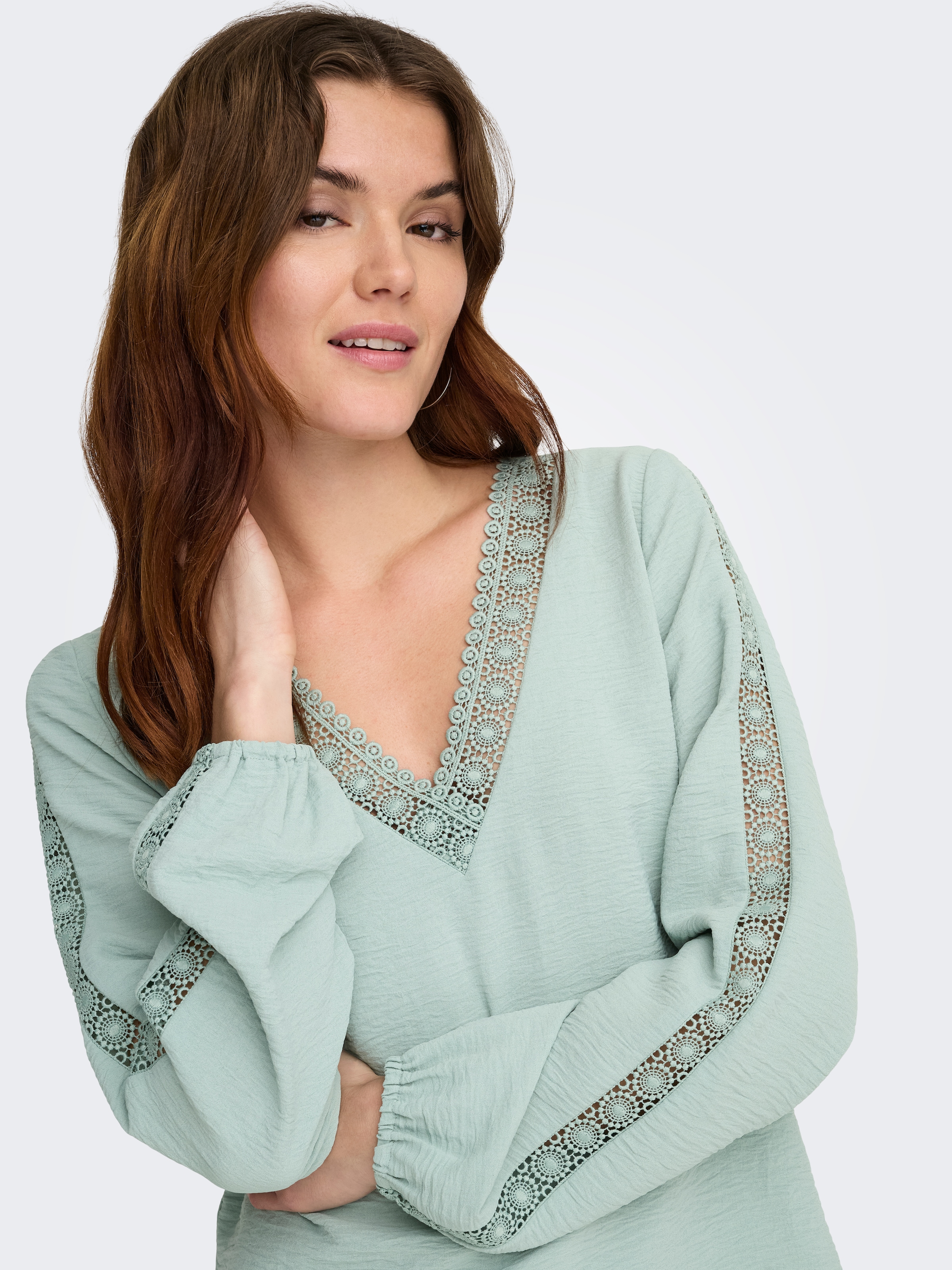 ONLY Blouse à manches longues »ONLGREGOR METTE LS LACE TOP WVN« Kunstfaser, regular fit, V-Ausschnitt, Regular Waist