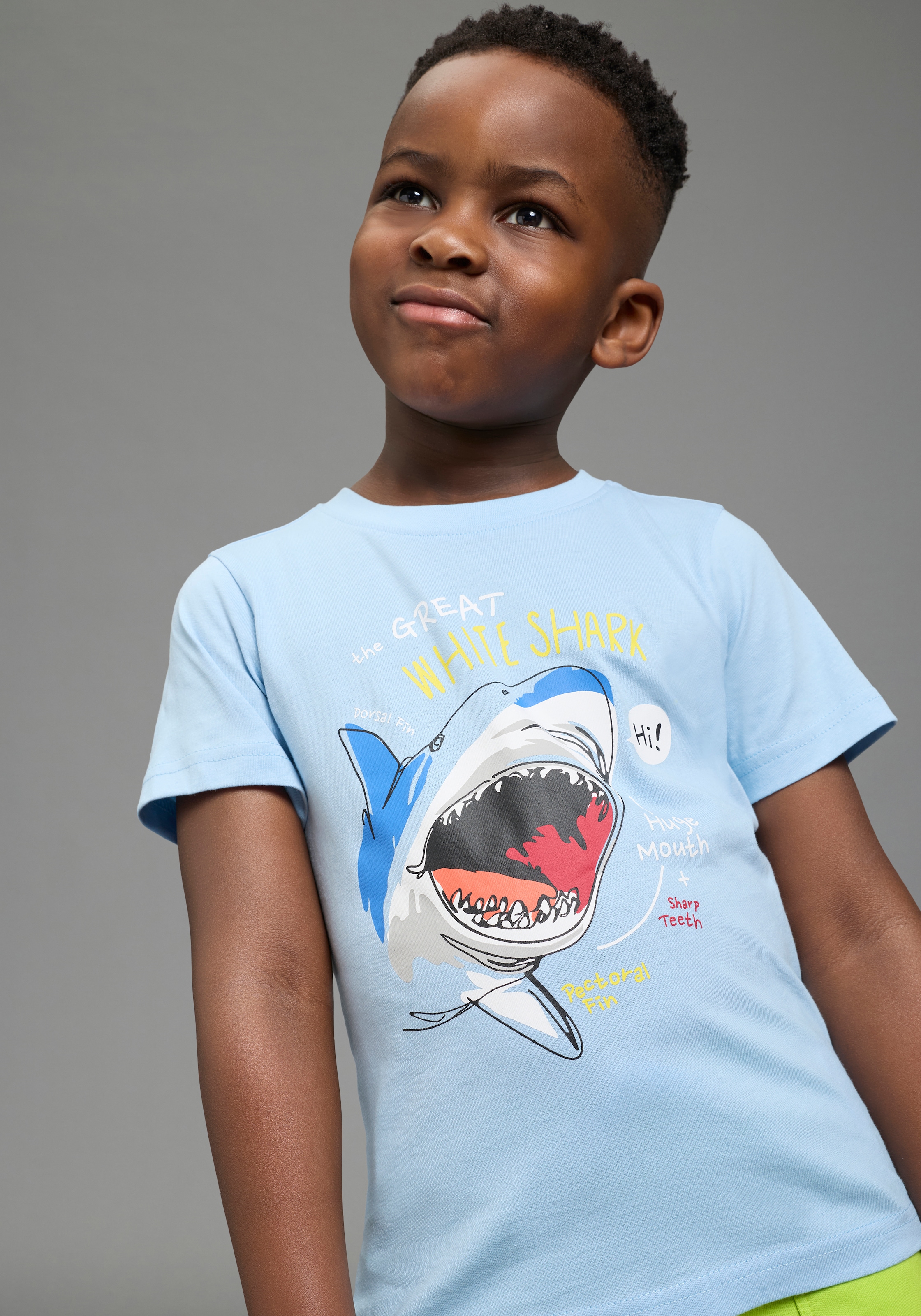 KIDSWORLD T-shirt »2er Pack Shirts mit Hai Motiven für kleine Jungen« Packung, 2, 2 pièces modischer Stil, mit Rundhalsausschnitt, Kurzarm, bedruckt