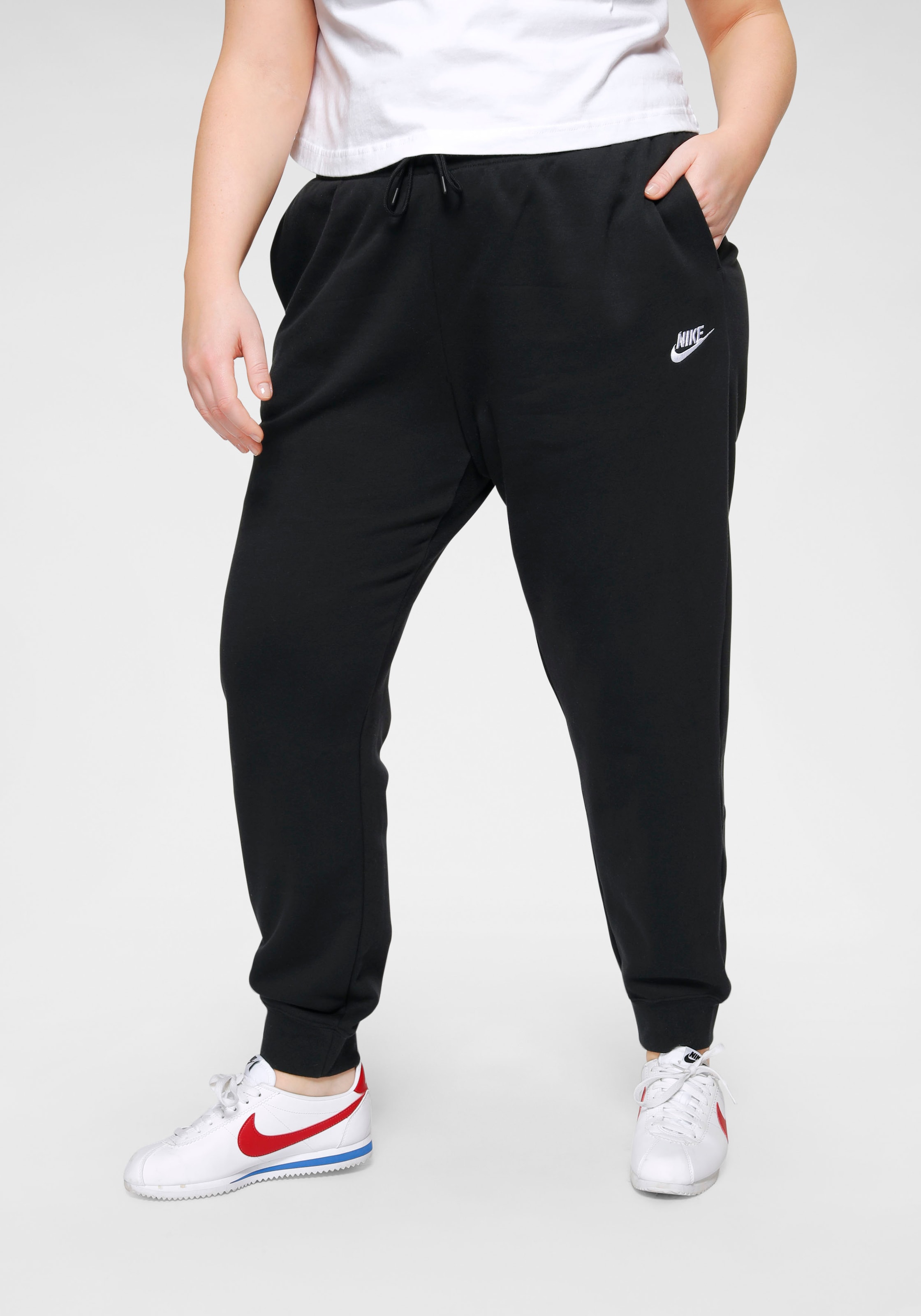Finde Nike Sportswear Jogginghose »W NSW ESSNTL PANT REG FLC PLUS SIZE« auf | Jogginghosen