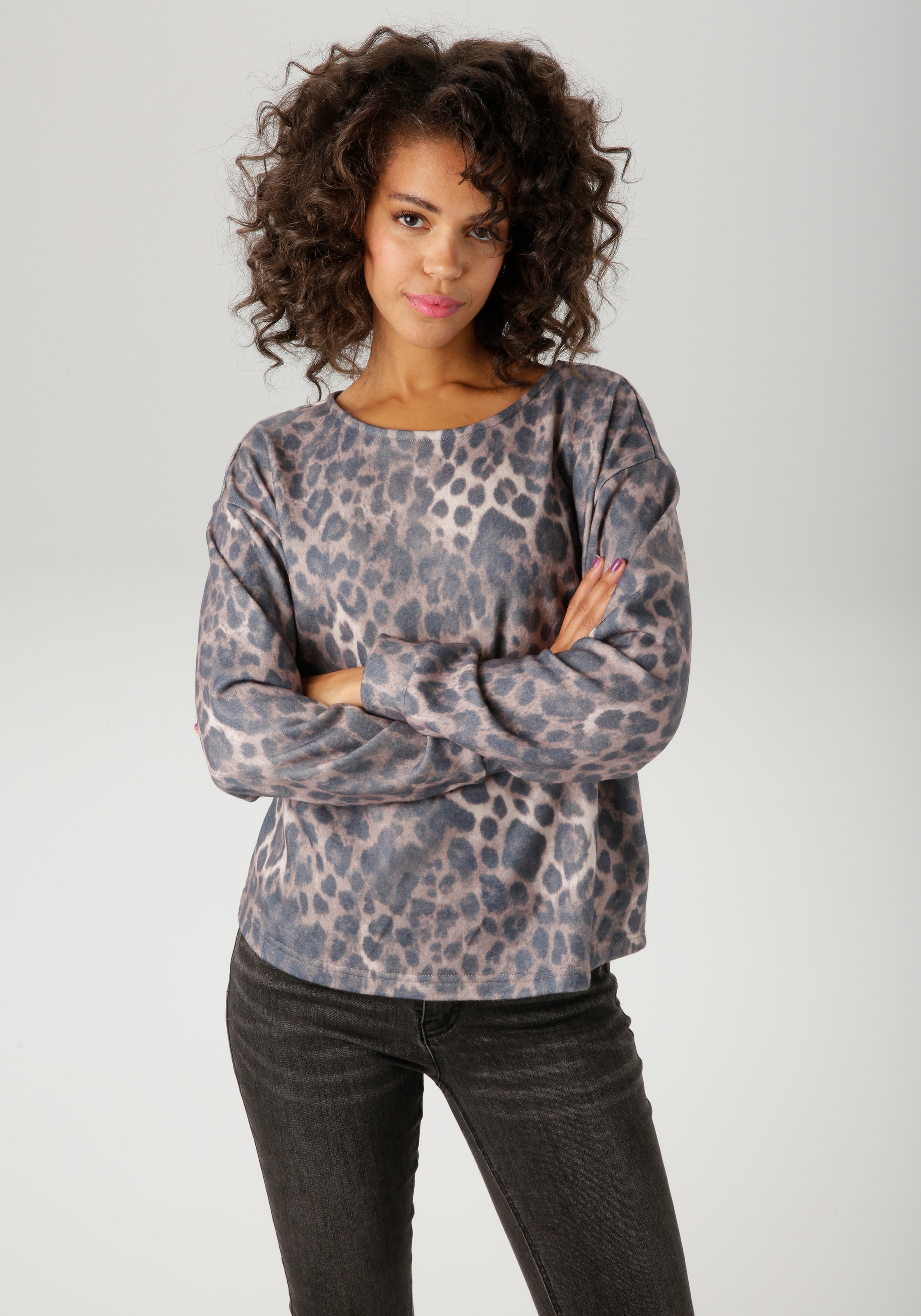 Image of Aniston CASUAL Sweatshirt, mit trendigem Leo-Druck - jedes Teil ein Unikat