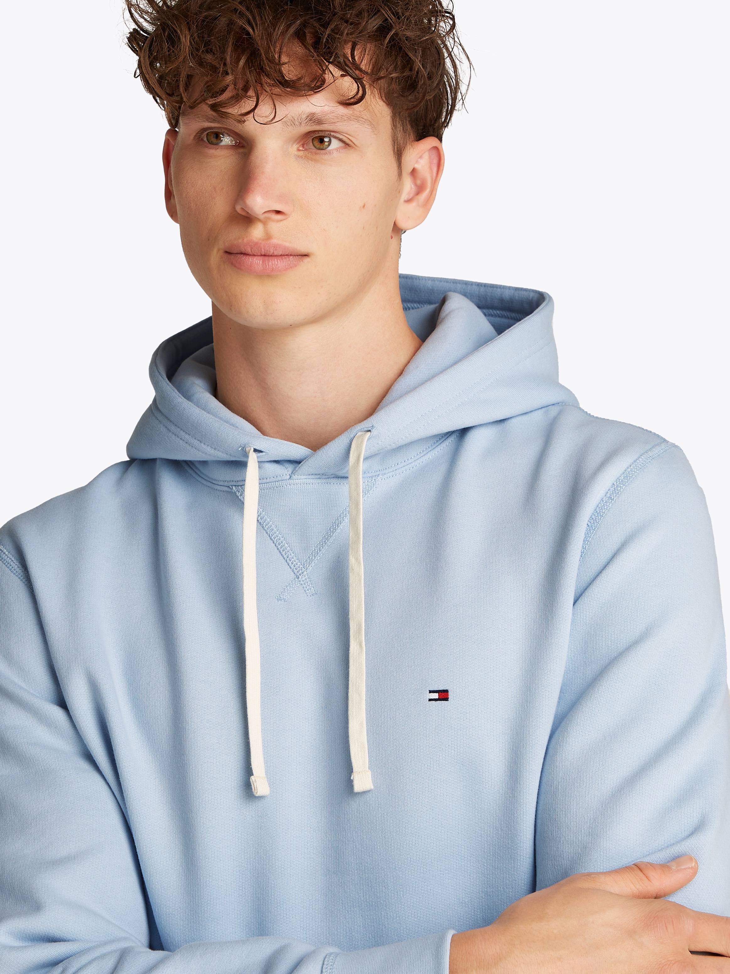 Tommy Hilfiger Hoodie »ESS SEASONAL FLEECE HOODY«, mit Logostickerei