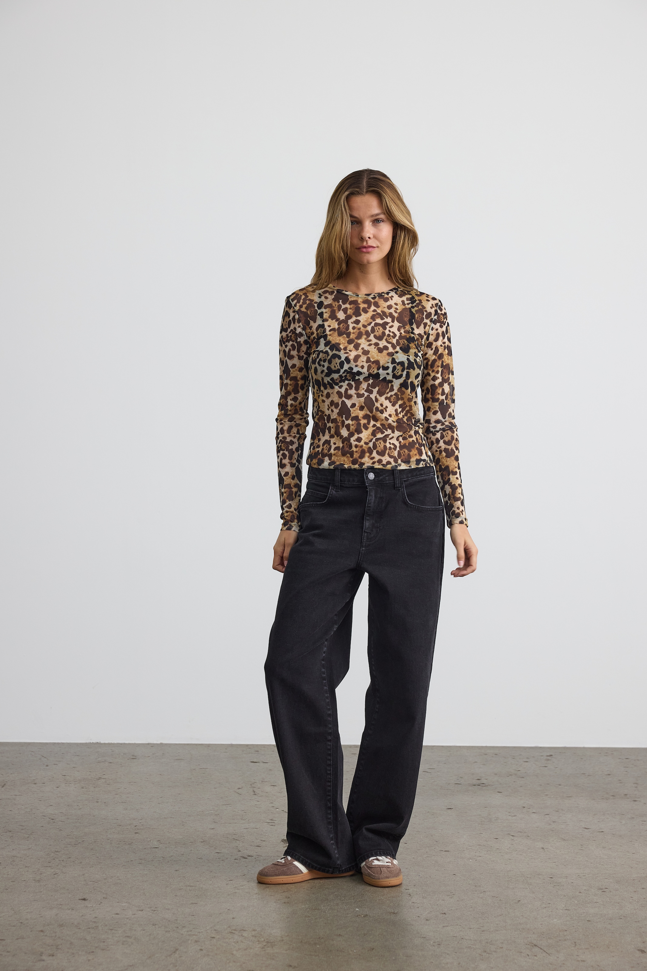 Noisy may T-shirt en résille »NMJUDITH L/S MESH TOP BG NOOS« transparent