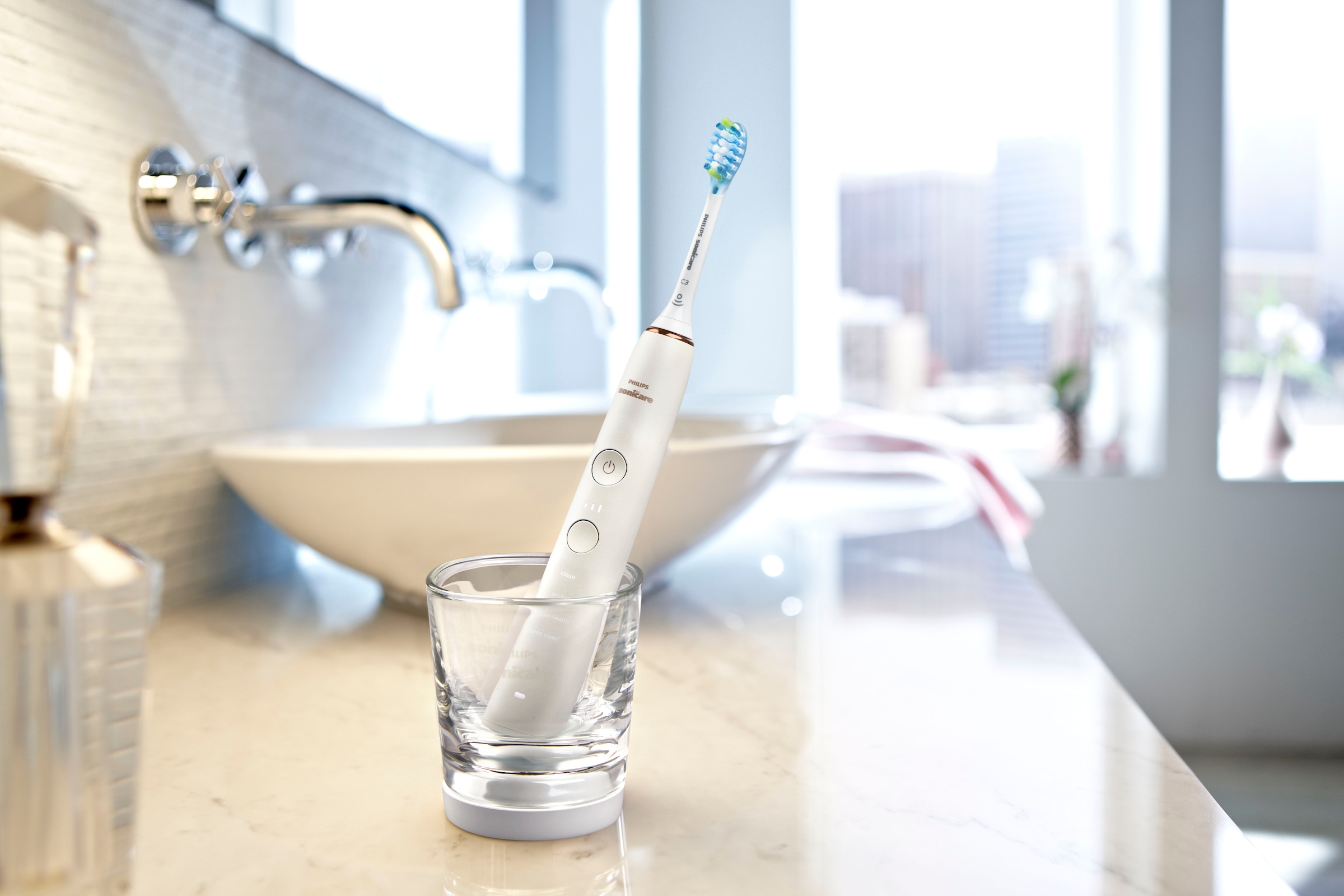 Philips Sonicare Elektrische Zahnbürste »DiamondClean 9000 HX9914«, 2 St. Aufsteckbürsten, DiamondClean Premium Schallzahnbürste, Doppelpack inkl. Ladeglas