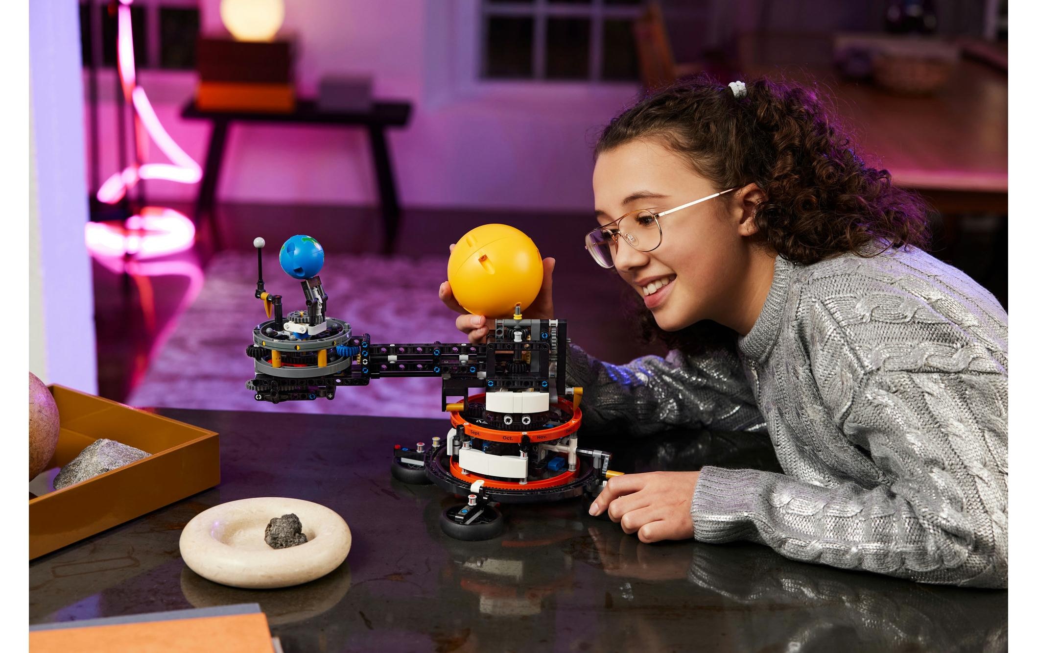 LEGO® Spielbausteine »Technic Sonne Erde Mond Modell 42179«