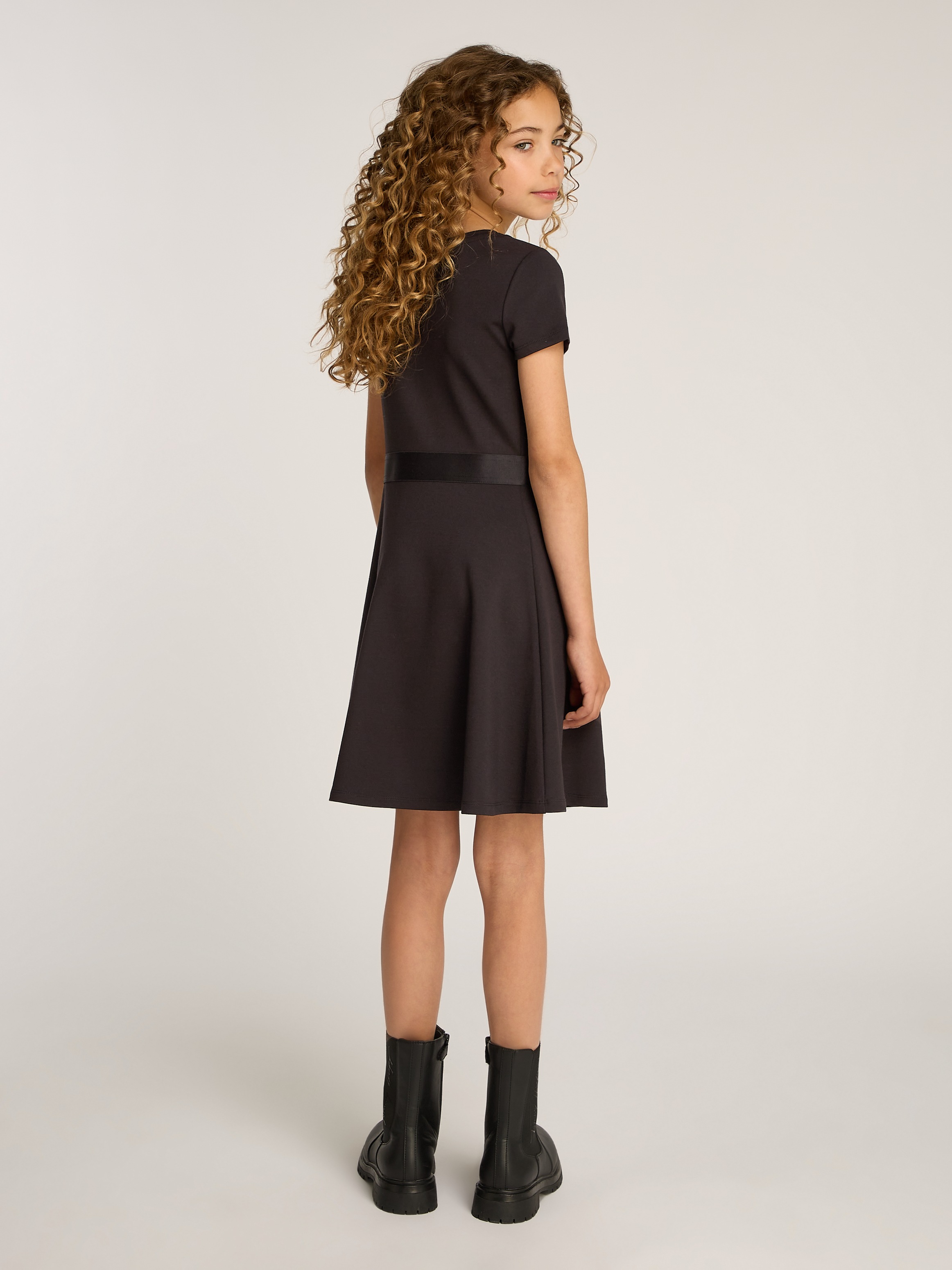 Calvin Klein Jeans A-Linien-Kleid »LOGO TAPE SS PUNTO DRESS«, für Kinder bis 16 Jahre mit Logoschriftzug