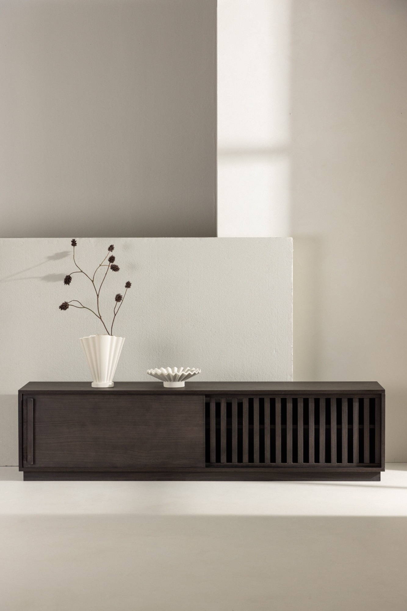 Image of Venture Home TV-Bank "Lugo, TV-Bank, Skandinavisch, Breite 180 cm" TV-Möbel, Lackierung, dunkel, wohnlich, stilvoll, einladend
