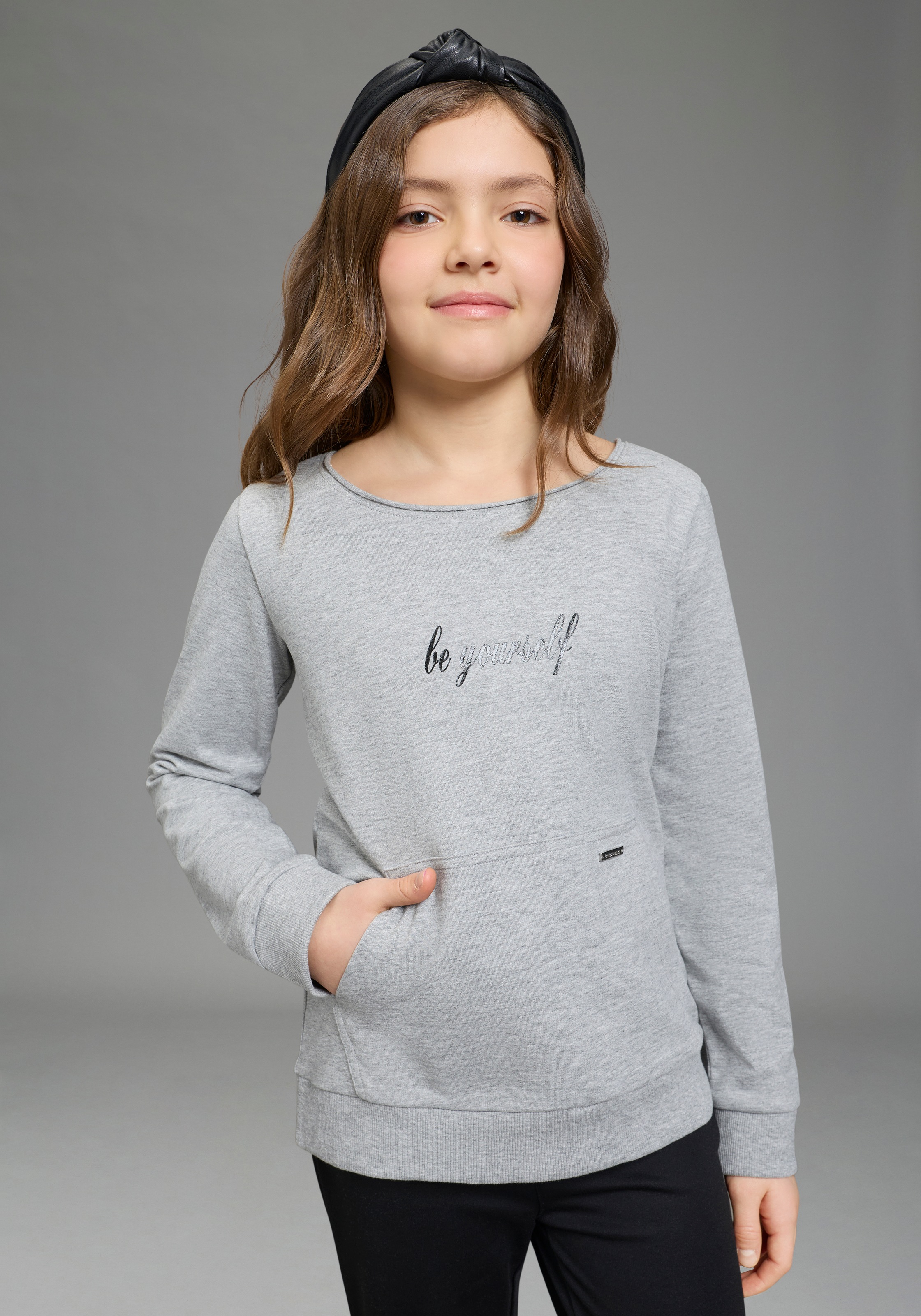 Image of Bruno Banani Sweatshirt "mit lässigem Ausschnitt & Folienprint für Mädchen: BE YOURSELF", für Mädchen, mit Glitzerdruck und Applikation, mit U-Boot-Ausschnitt