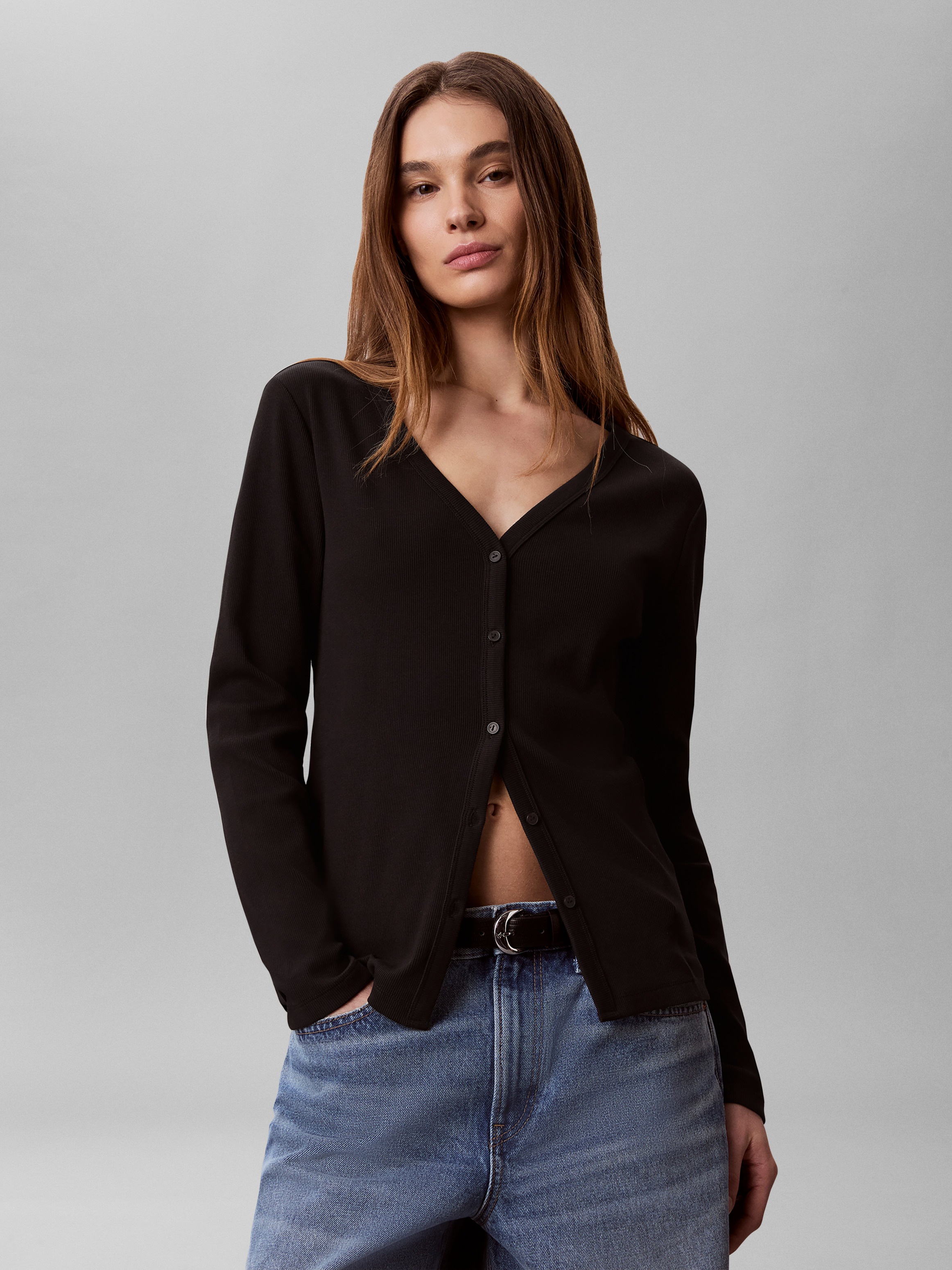 Calvin Klein Jeans Langarmshirt »WOVEN LABEL BABY RIB BUTTON« Figurbetonte Passform mit V-Ausschnitt