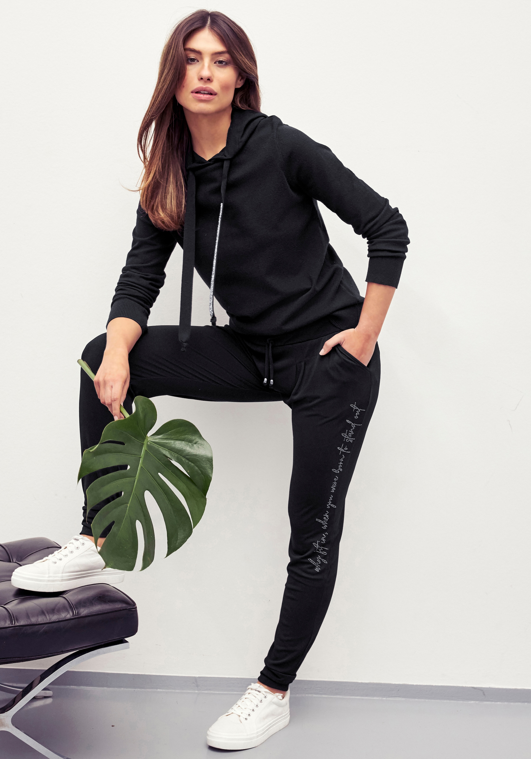 Laura Scott mit Kapuze und glitzernden Bändern