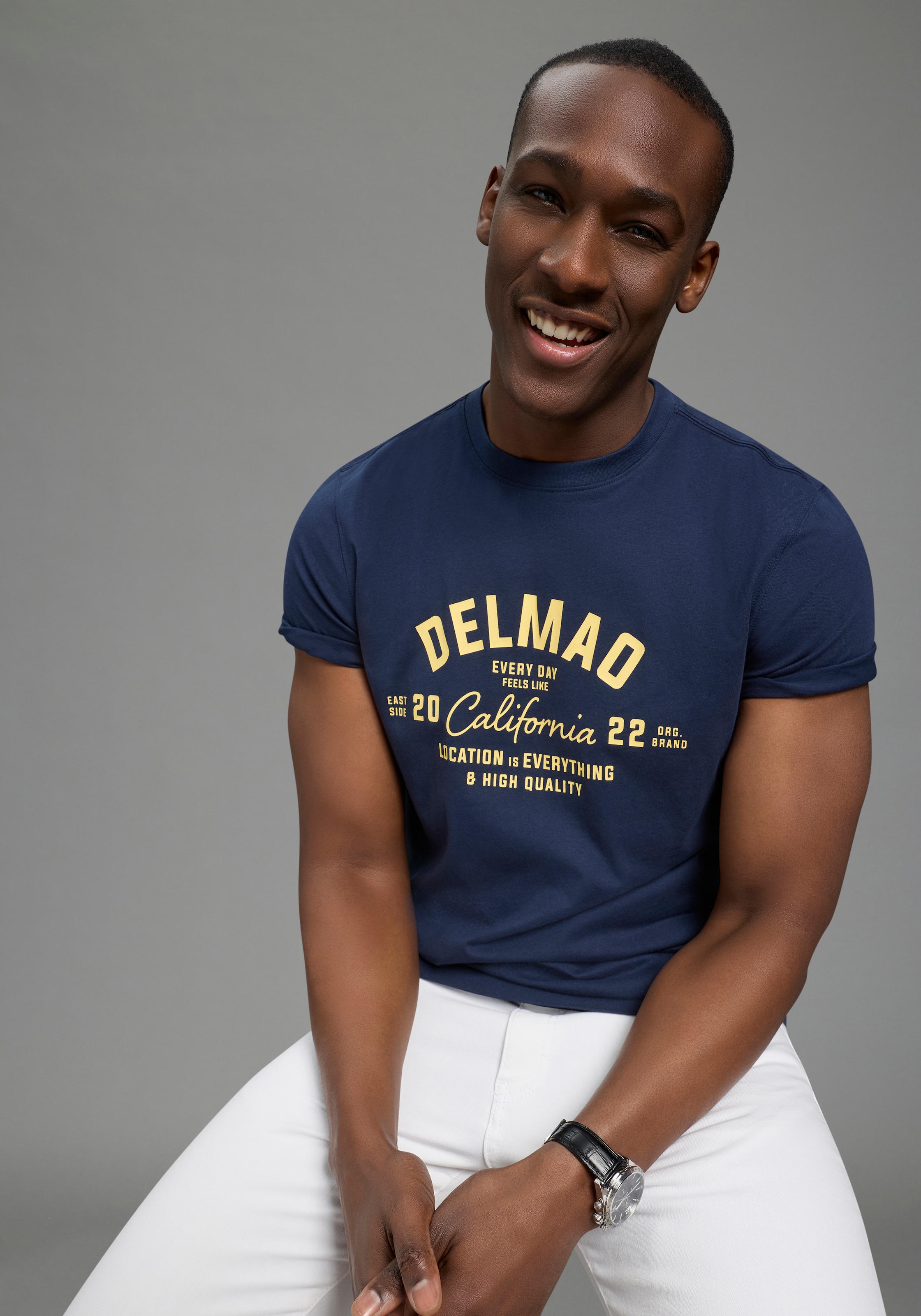 DELMAO Shirt à col rond »Neue Kollektion!« normale Passform, kurzarm, bedruckt, mit Rundhalsausschnitt