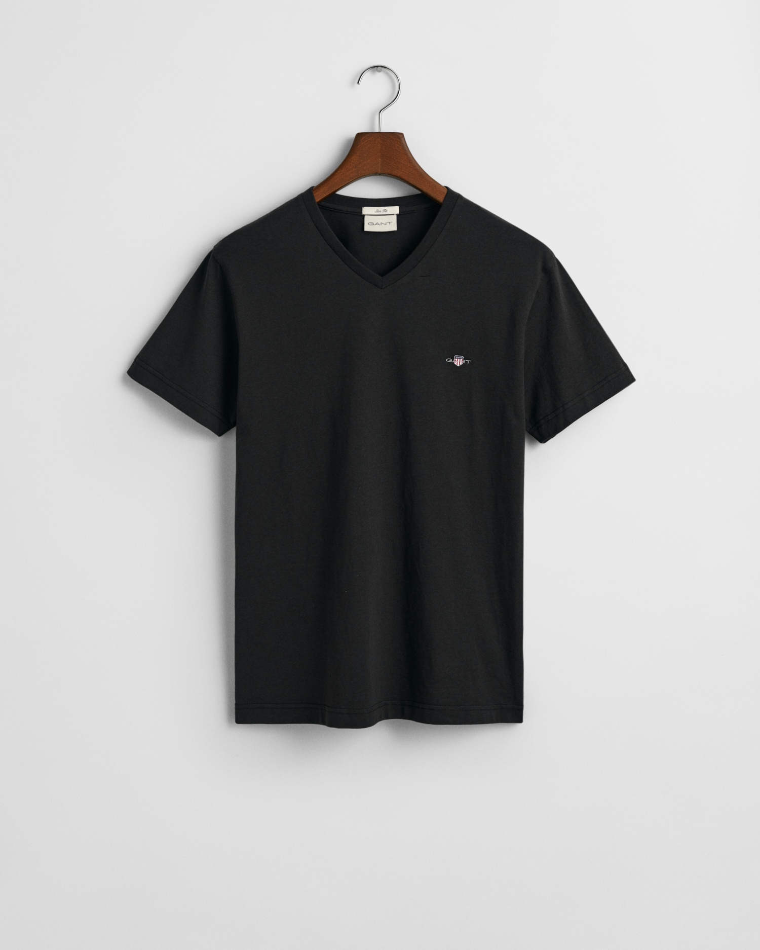 Gant T-Shirt »SLIM SHIELD V-NECK T-SHIRT«, mit einer kleinen Logostickerei auf der Brust