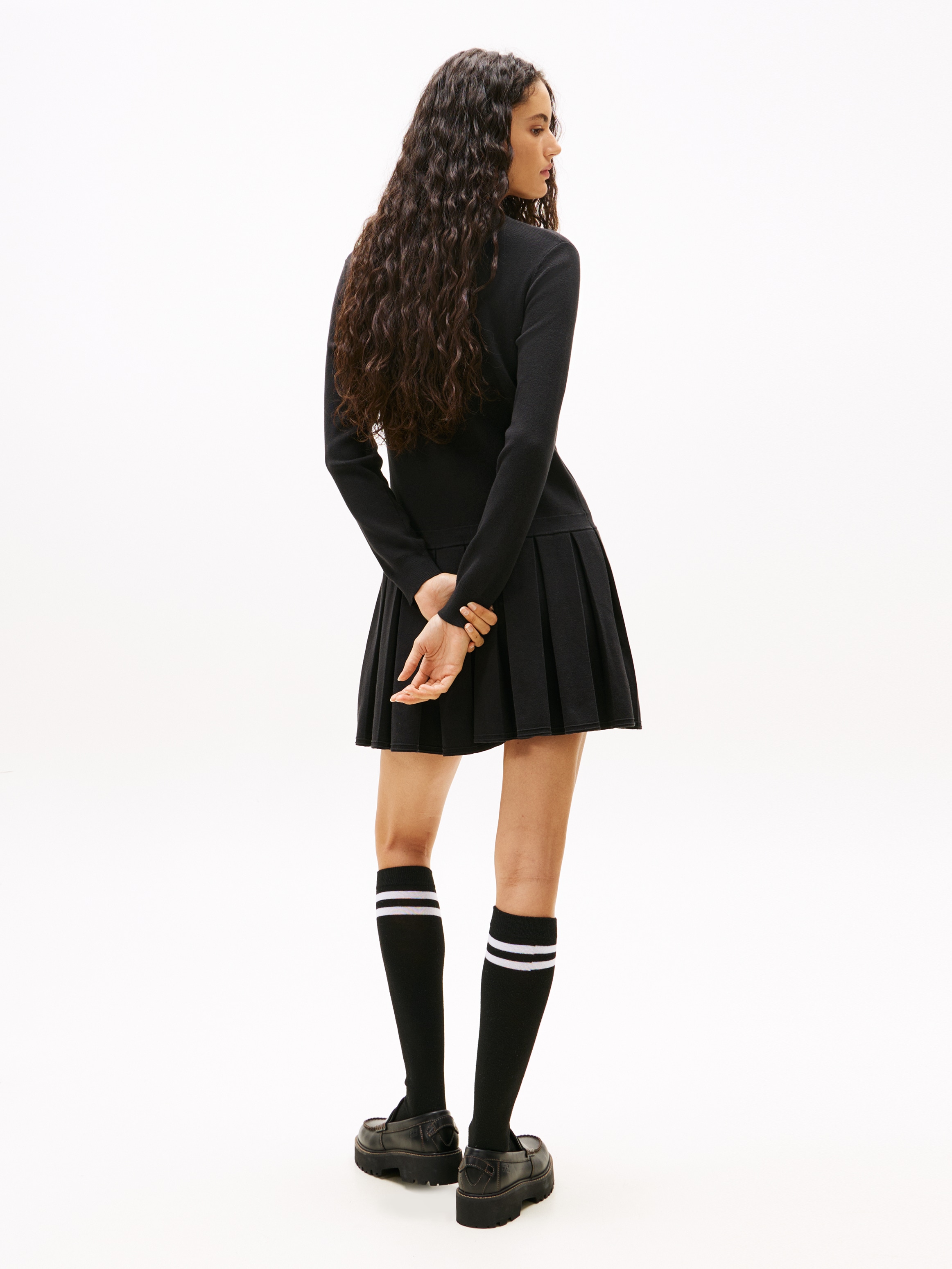Tommy Jeans Robe en sweat »TJW SCRIPT PLEATED SWEATER DRESS«