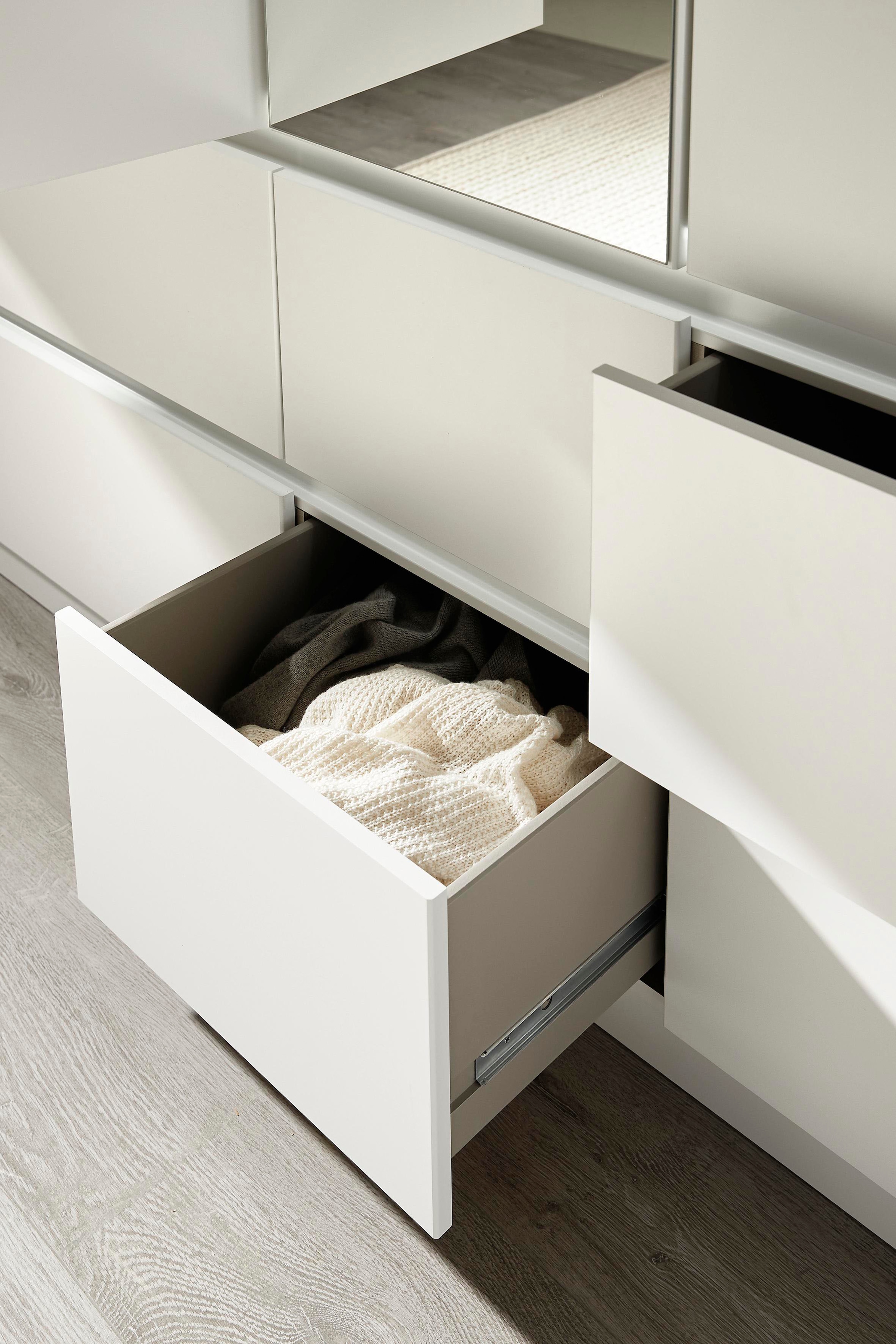 rauch Kleiderschrank »Schrank Garderobe Schlafzimmerschrank Ankleide Mietswohnung MADRID« Alpinweiss, grifflose Front, Schubladen mit Griffmulde MADE IN GERMANY