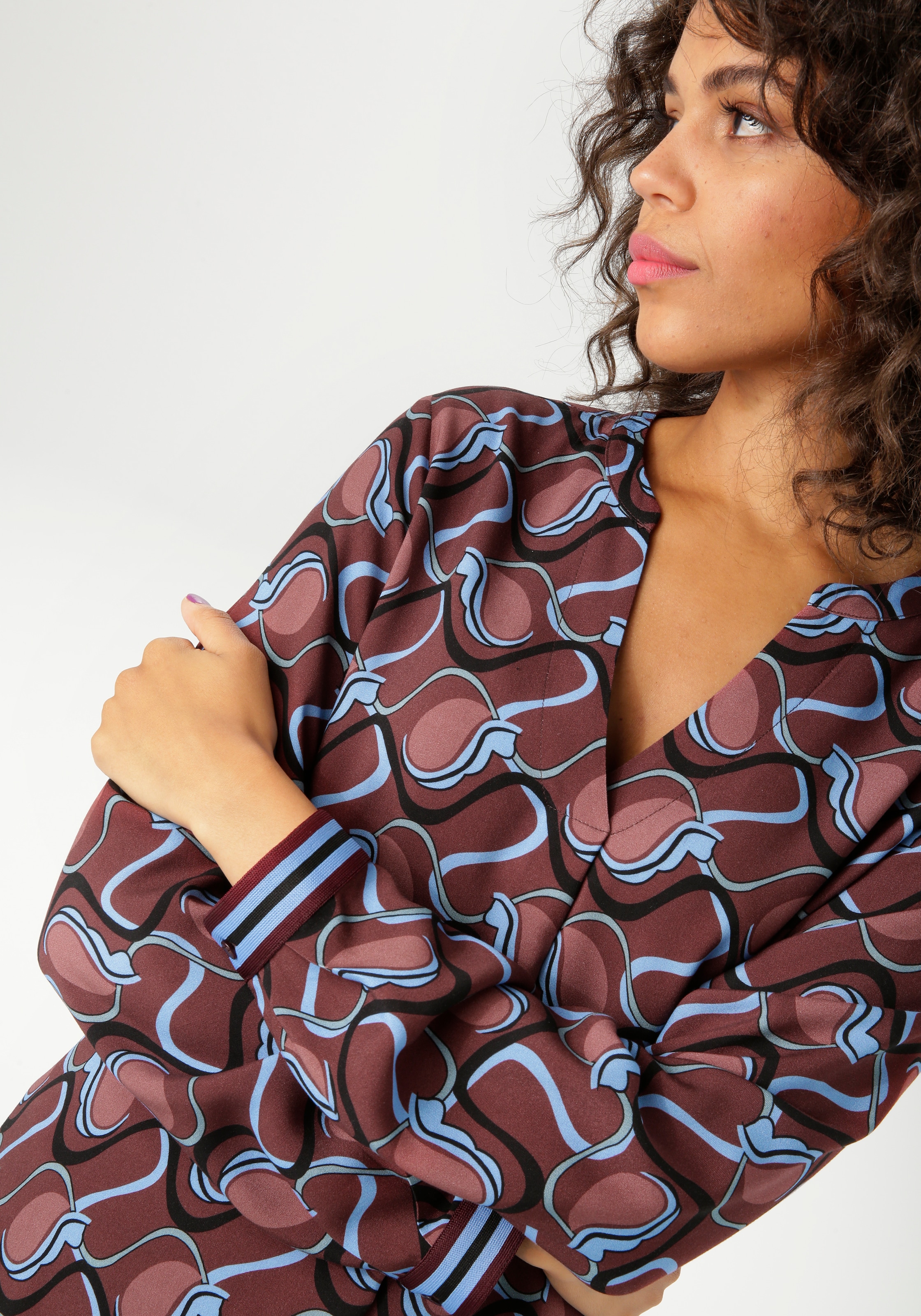 Aniston CASUAL Schlupfbluse, mit trendfarbigen, grafischem Retro-Muster - NEUE KOLLEKTION
