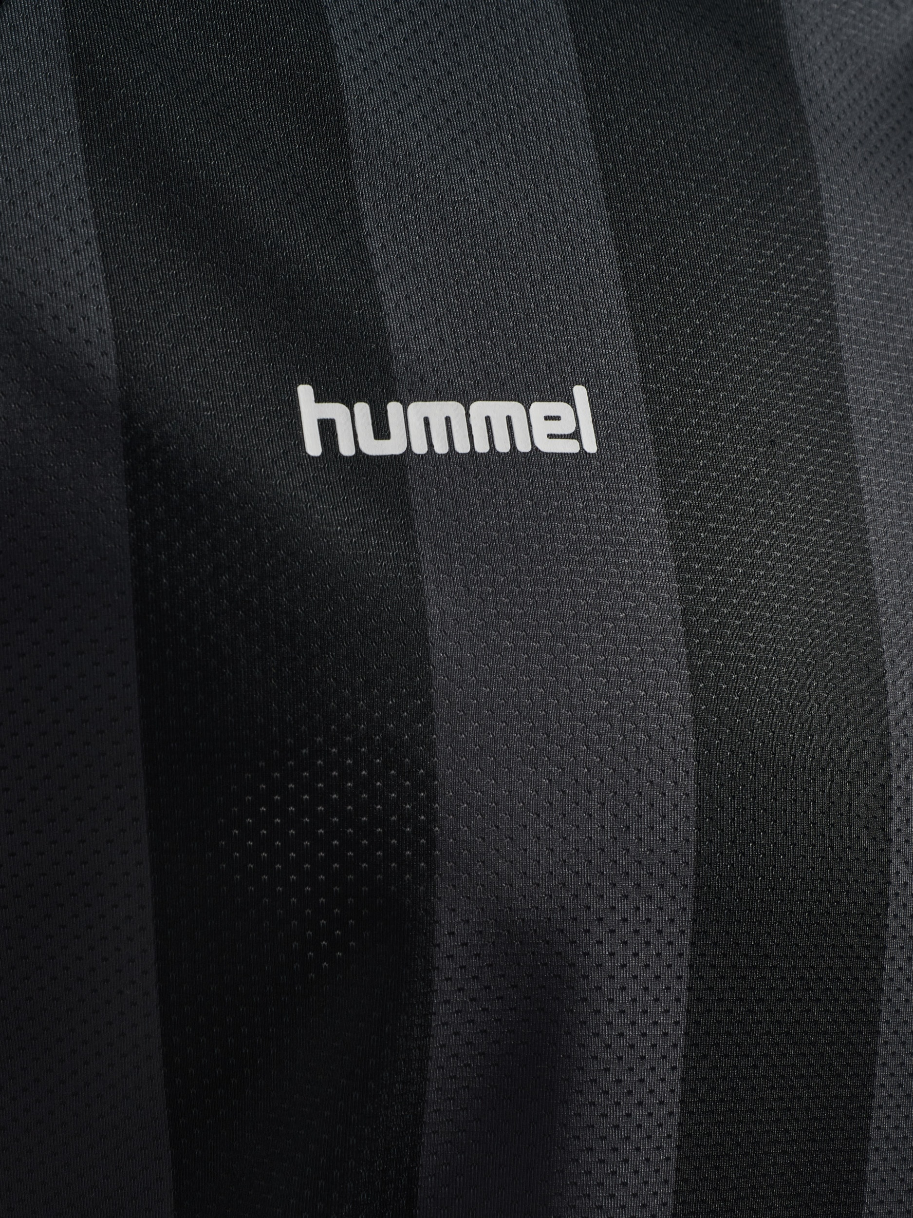 hummel Trainingsshorts »HMLCORE 2.0 SHORTS«  mit Seitentaschen, schnelltrocknend, atmungsaktiv, aus Interlock-Stoff
