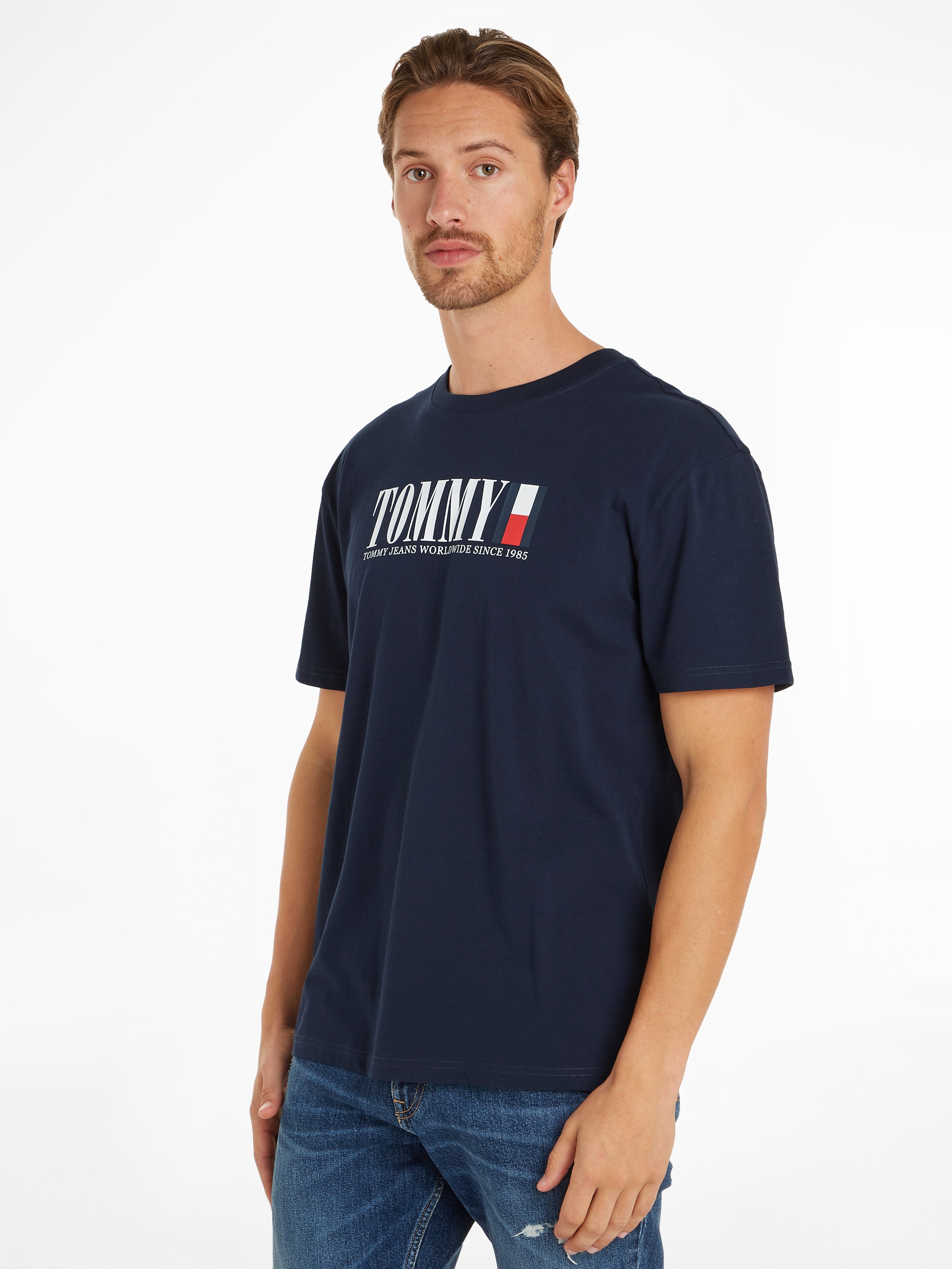 T-Shirt »TJM REG TOMMY DNA FLAG TEE EXT«, Grosse Grössen mit Logoprägung