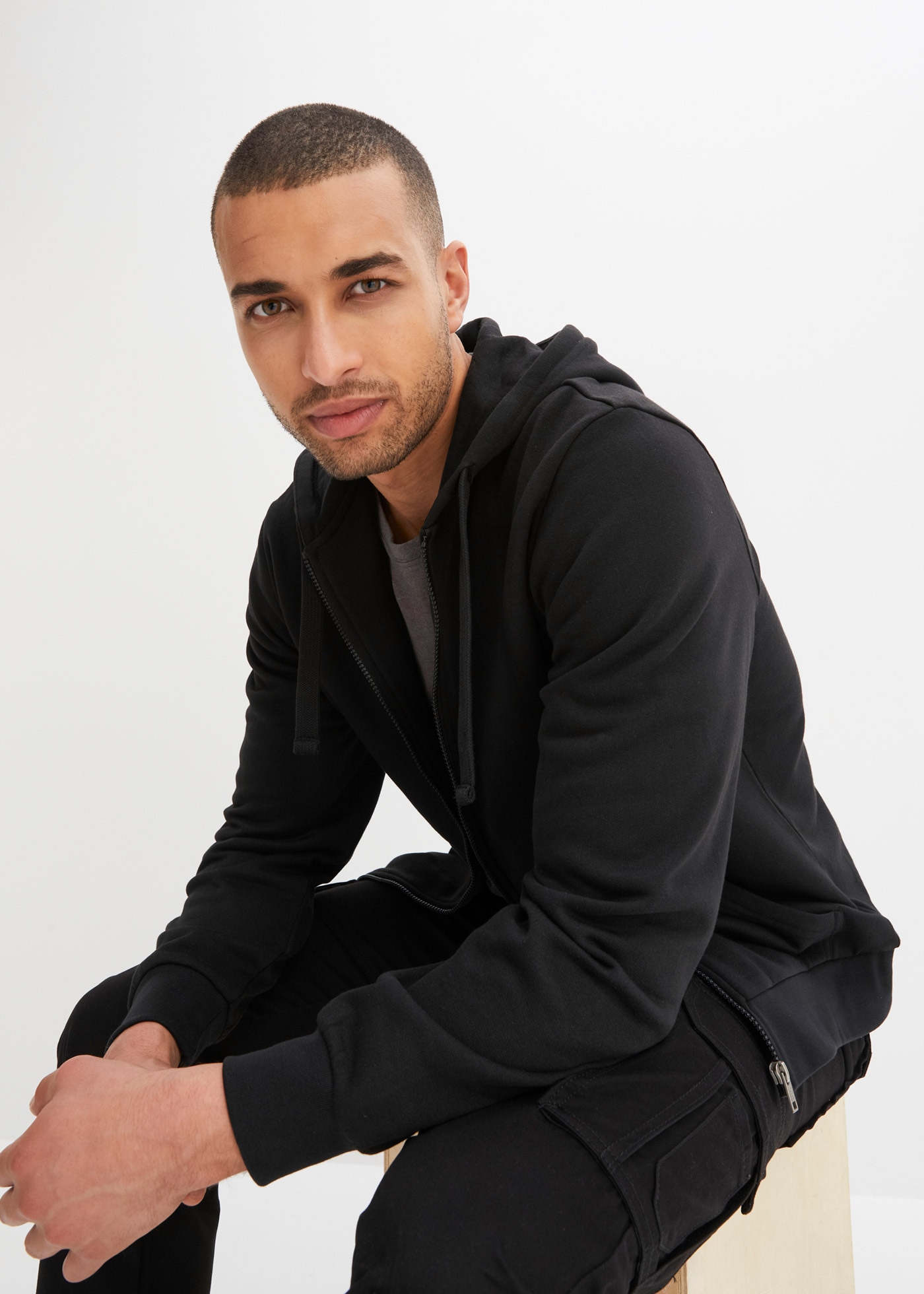 bonprix Kapuzensweatjacke »Kapuzen-Sweatjacke mit Reissverschluss« mit Kapuze, mit Reissverschluss, mit Kängurutaschen, Regular Fit