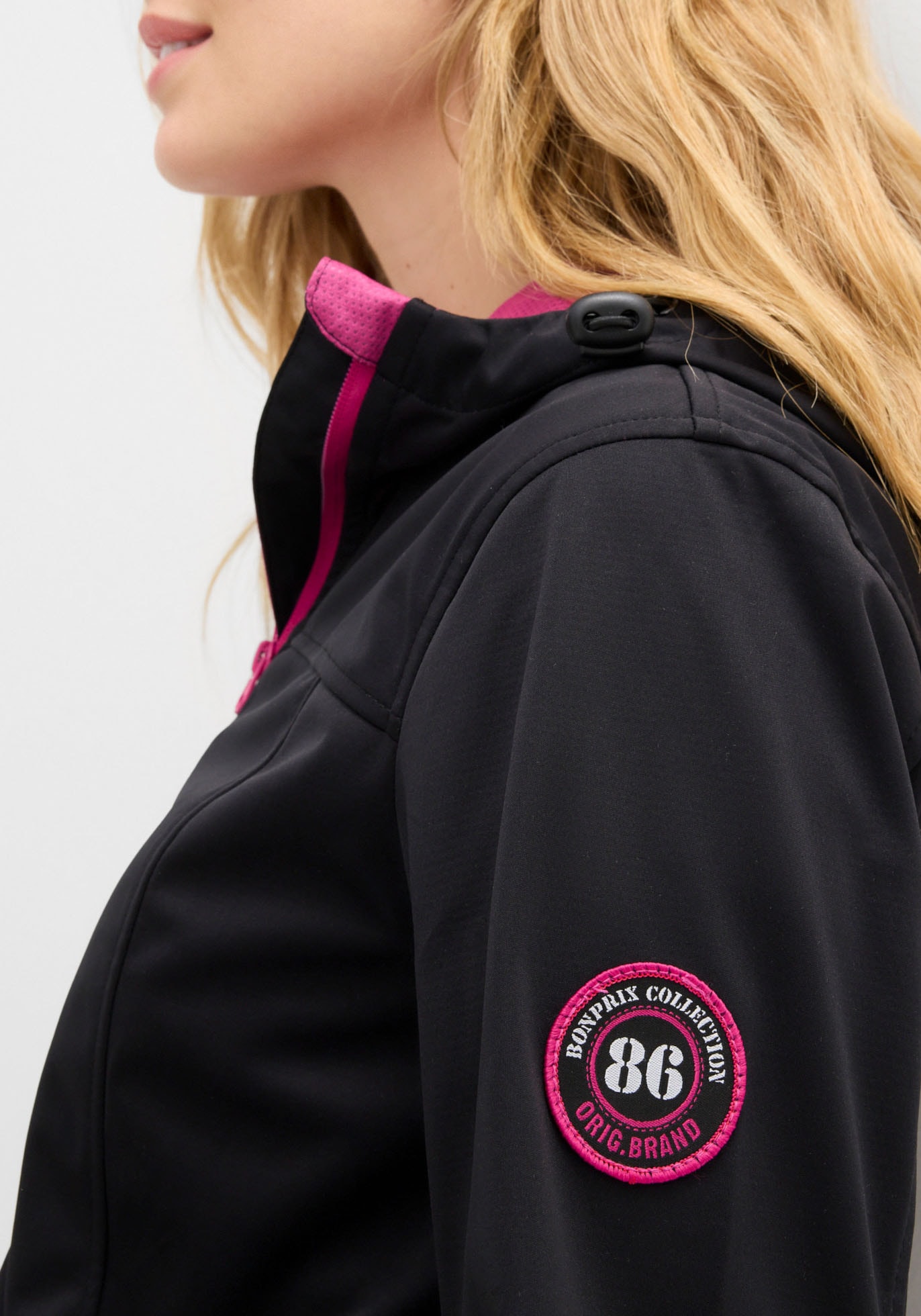 bonprix Veste softshell mit Kapuze leichtes Material, mit 2-Wege-Reissverschluss, mit Daumenlöchern