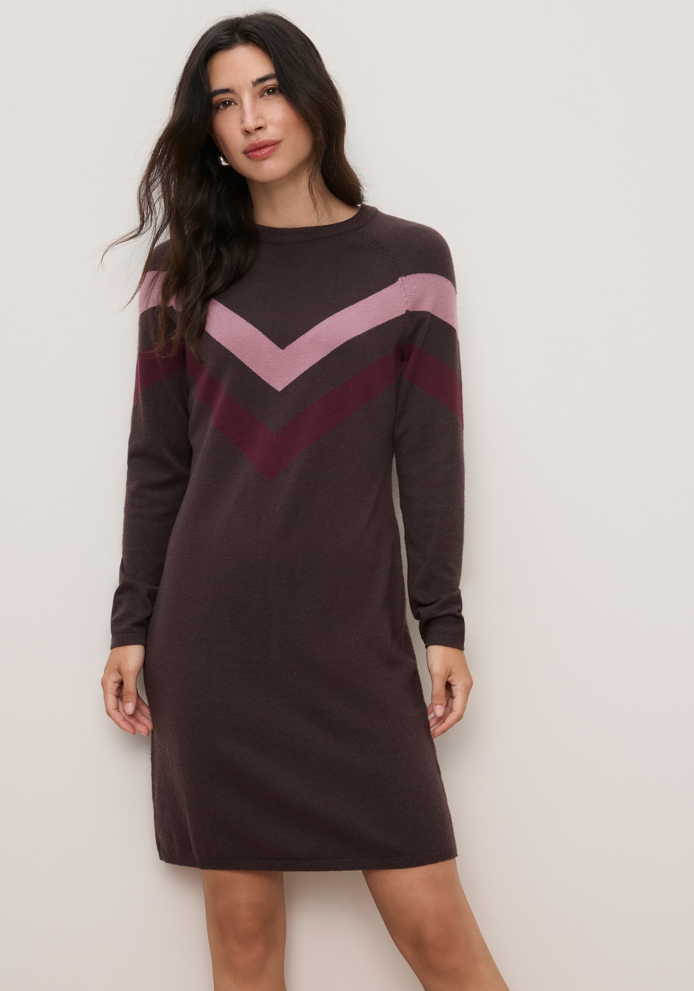 Tamaris Strickkleid "aus angenehmer Viskosemischung" lässiger Look mit Zickzack-Muster