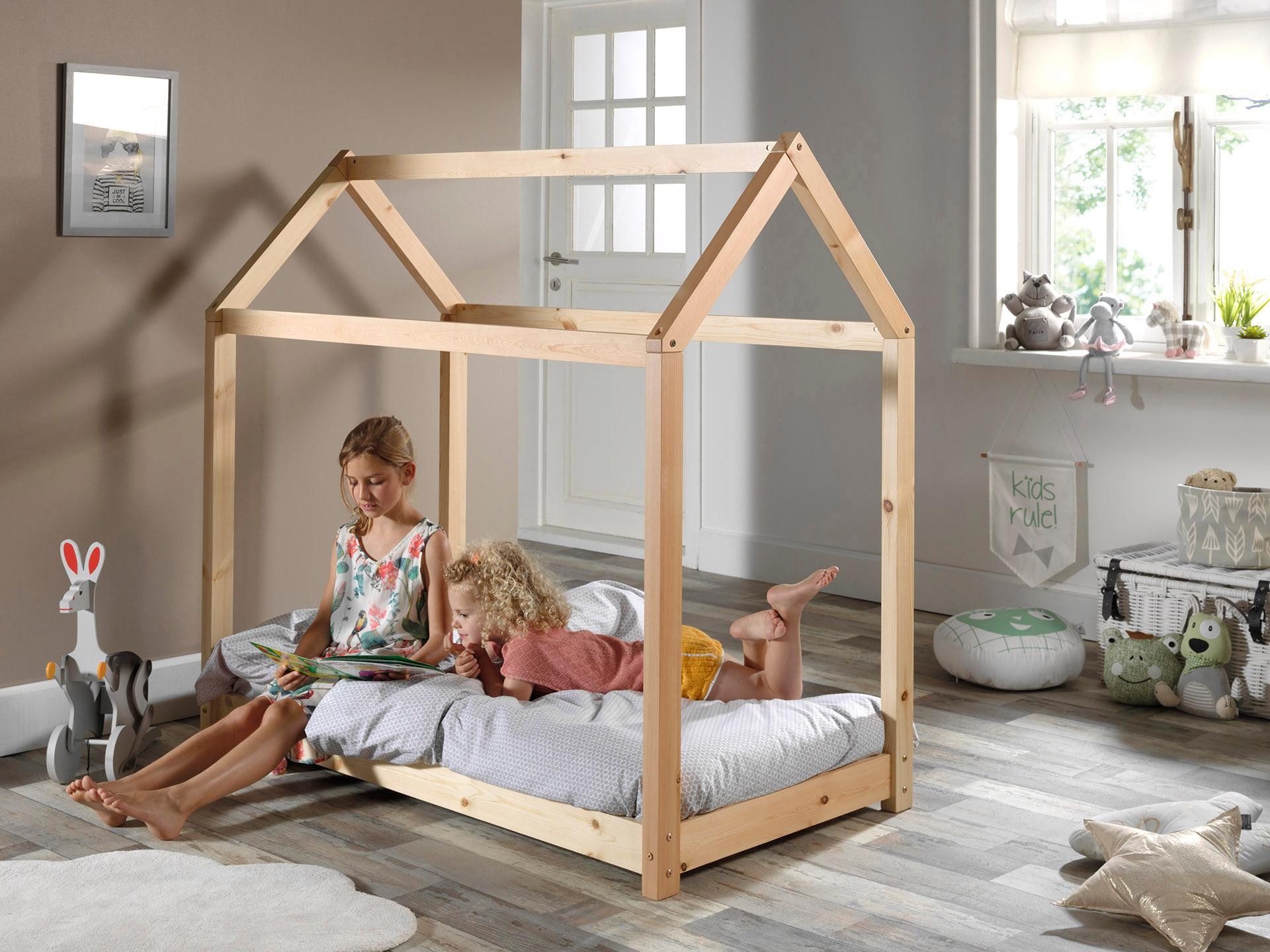 Vipack Kinderbett »Cabane, Kiefer massiv, Made in Europe, inklusive Rolllattenrost«, (wahlweise in 2 Farben und 2 Grössen erhältlich), Bodenfreiheit ca. 2,5 cm zur besseren Belüftung, stabil gebaut
