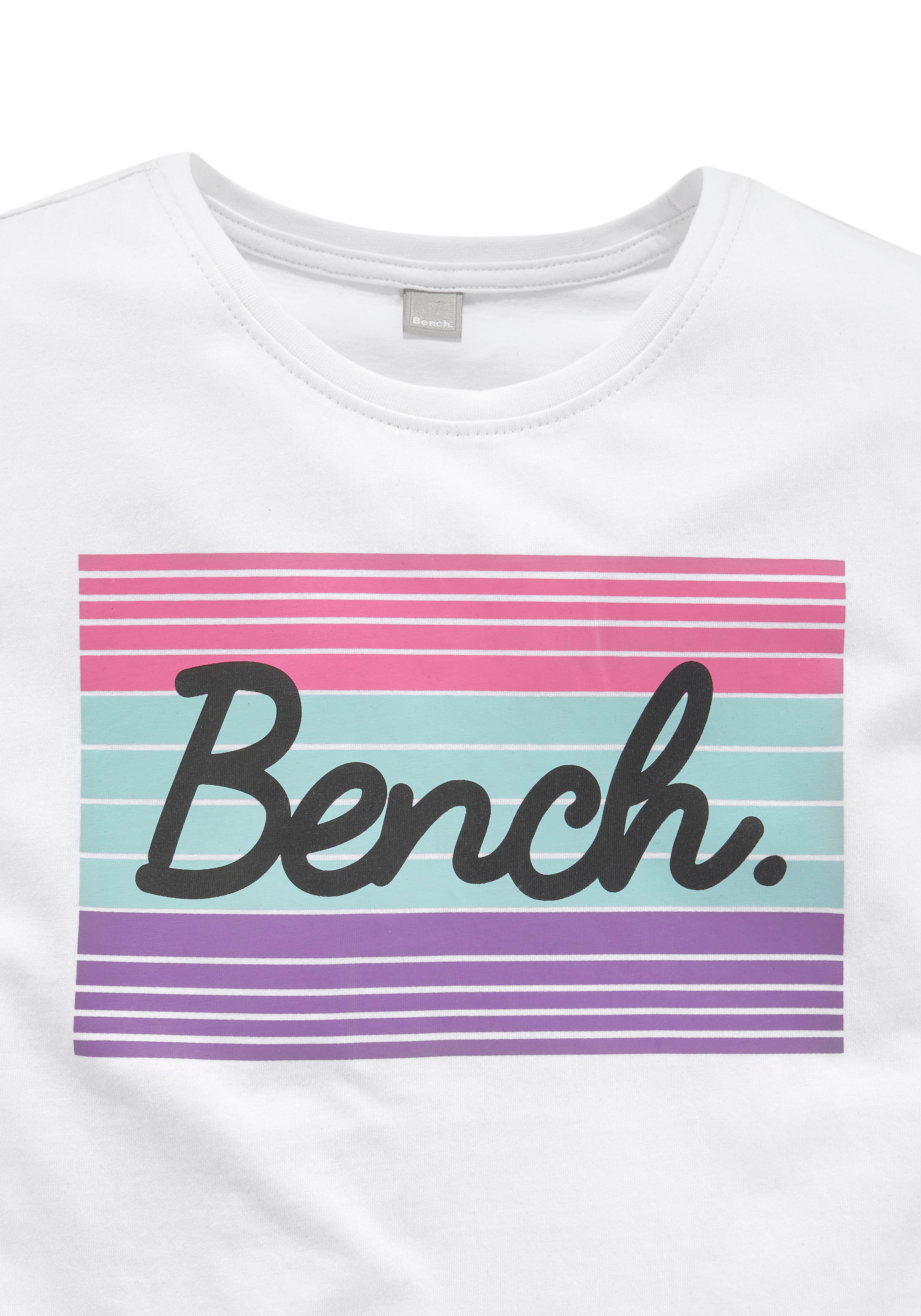 grossem T-Shirt, ✌ en Bench. Acheter ligne mit Logodruck