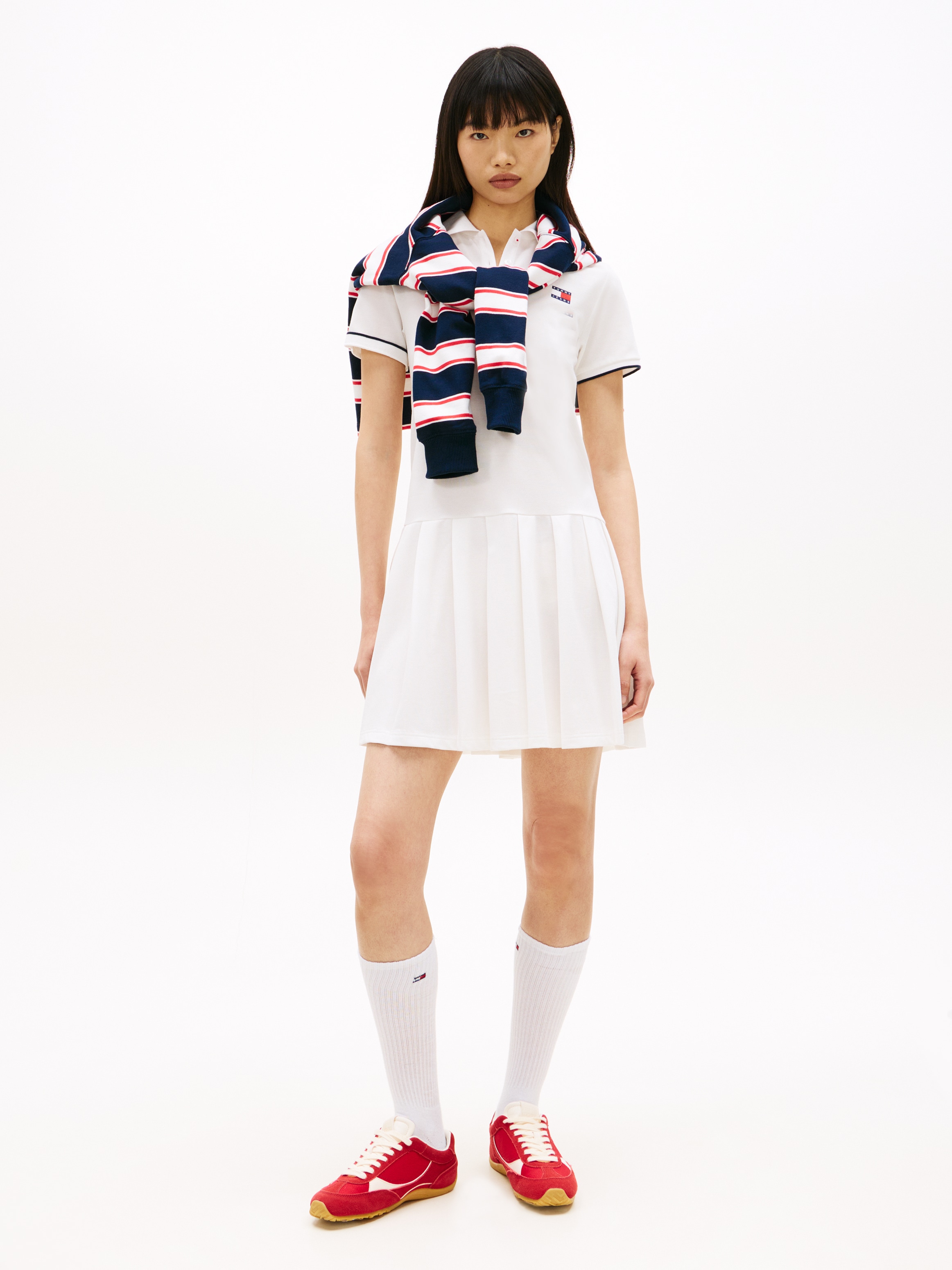 Tommy Jeans Robe polo »TJW BADGE PLEAT PIQUE DRESS EXT« avec détails contrastés, coupe décontractée