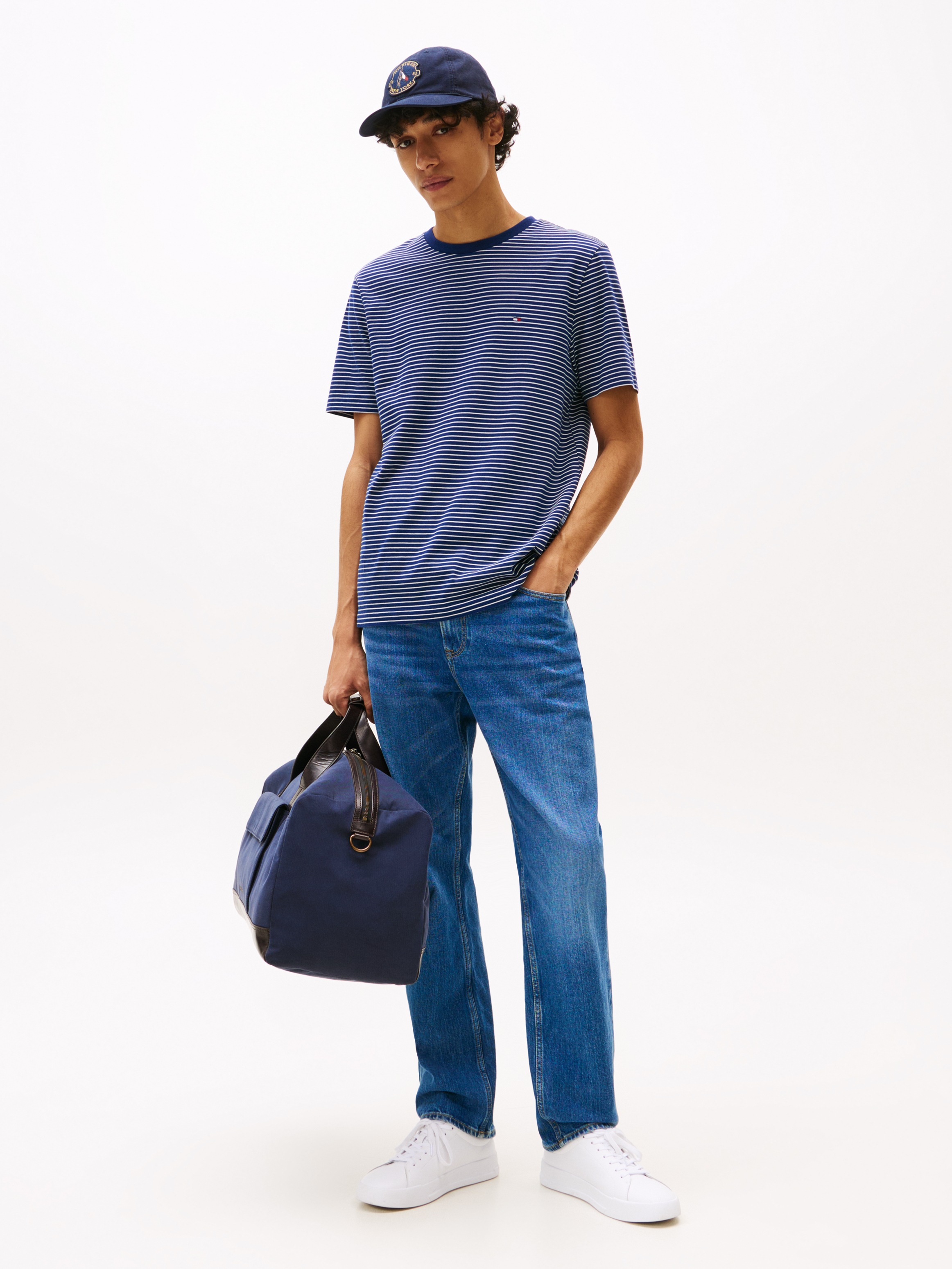 Tommy Hilfiger T-Shirt »ESSENTIAL REG FIT SOLID TEE mit Stickerei und Rundhals«, unifarben, casual, regular fit, Baumwolle, Rundhals