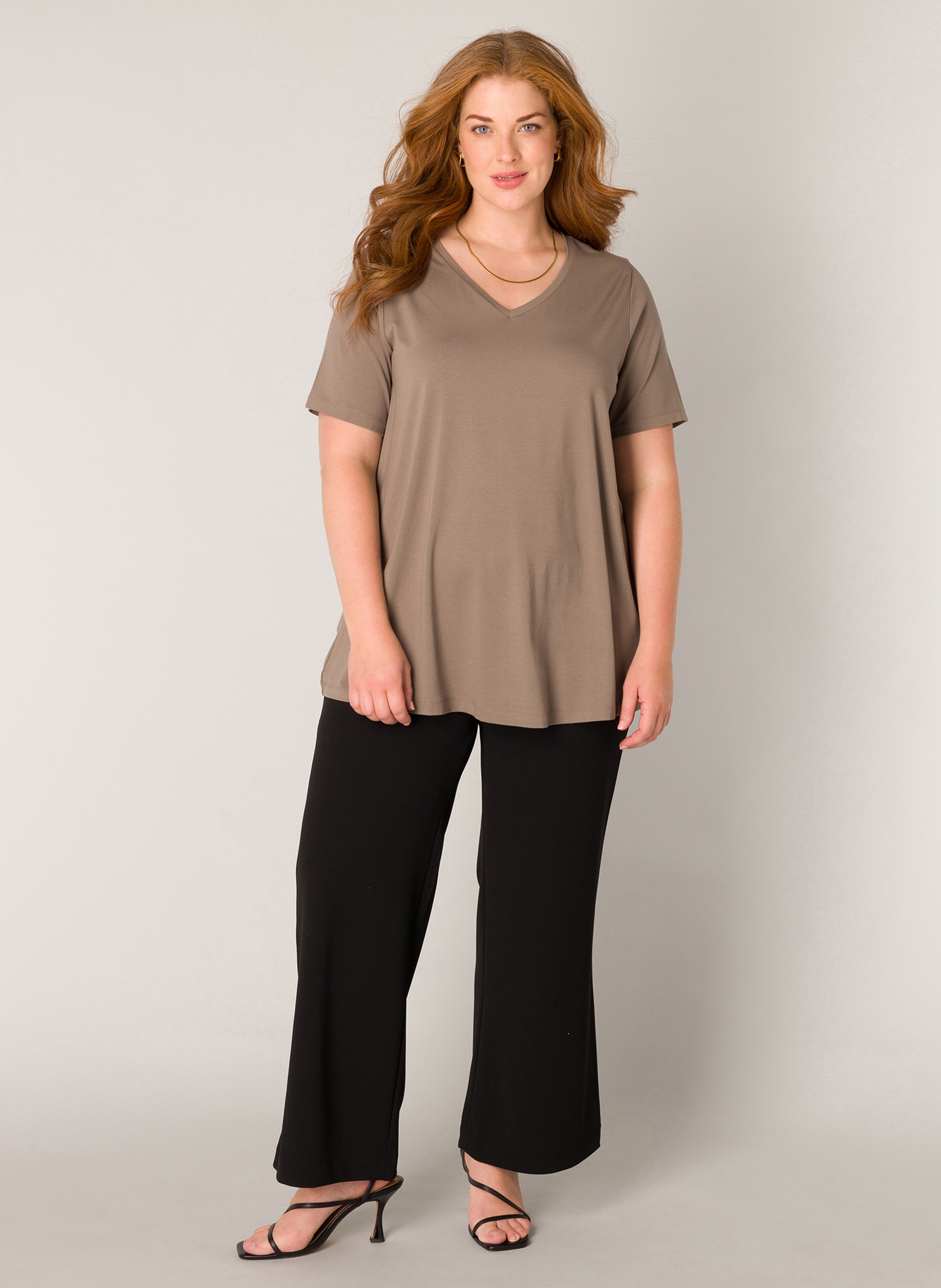 Base Level Curvy Shirttop, mit femininem V-Ausschnitt