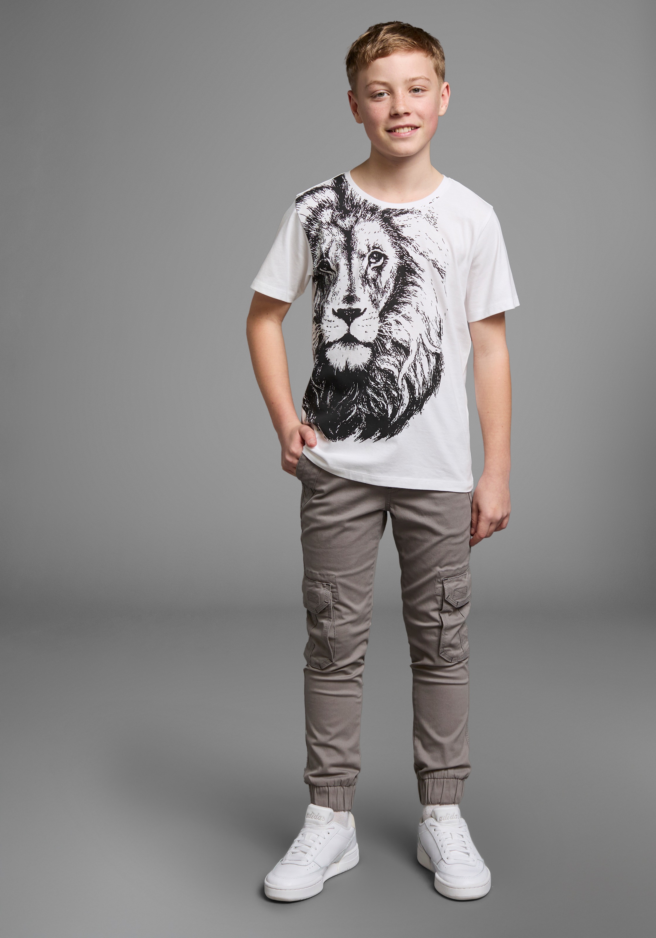 KIDSWORLD T-Shirt »Mit coolem LÖWEN-Print«, Kurzarm, Basic-Passform, bedruckt, Rundhalsausschnitt