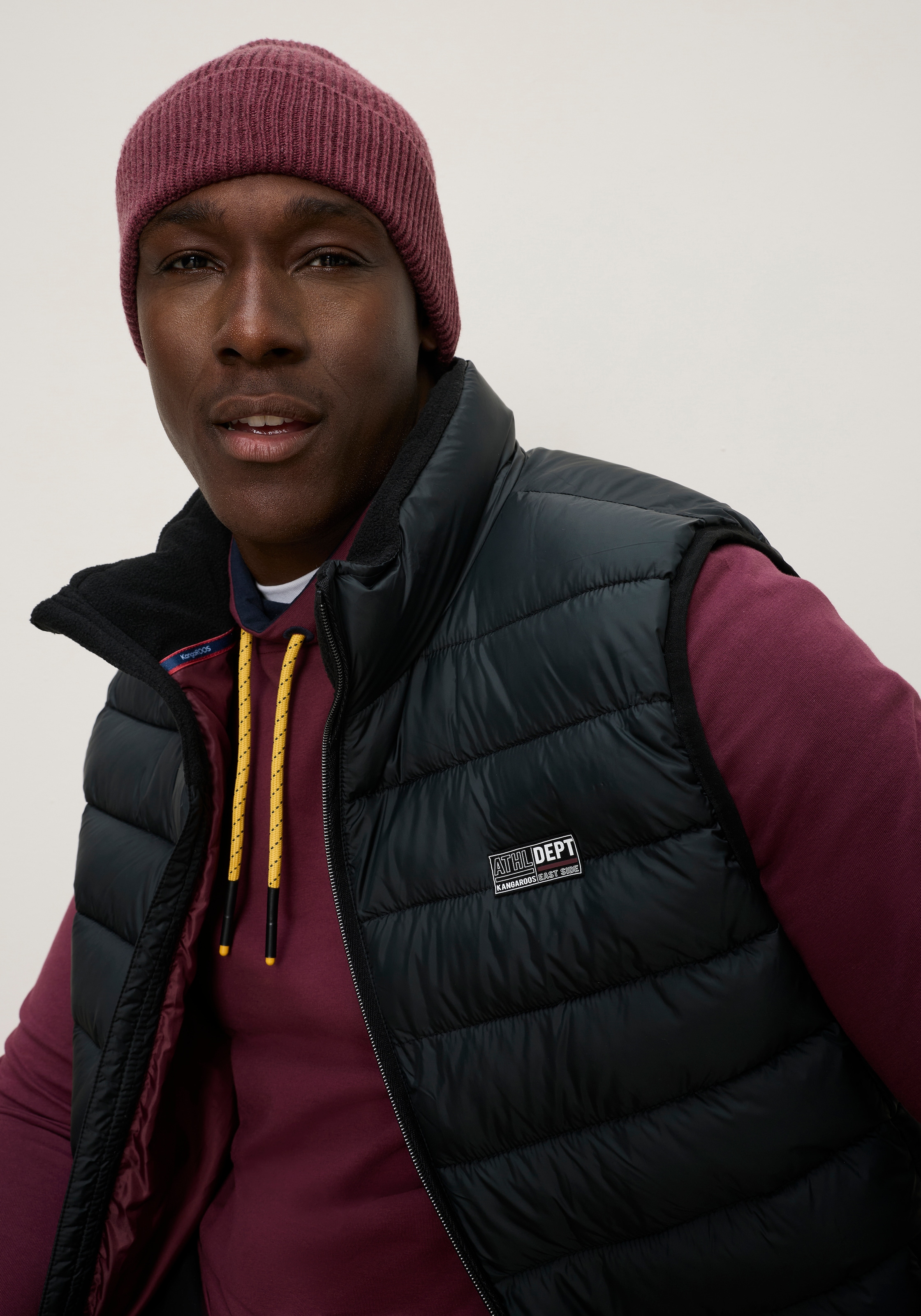 KangaROOS Gilet matelassé uni avec détails contrastants, idéal pour la transition