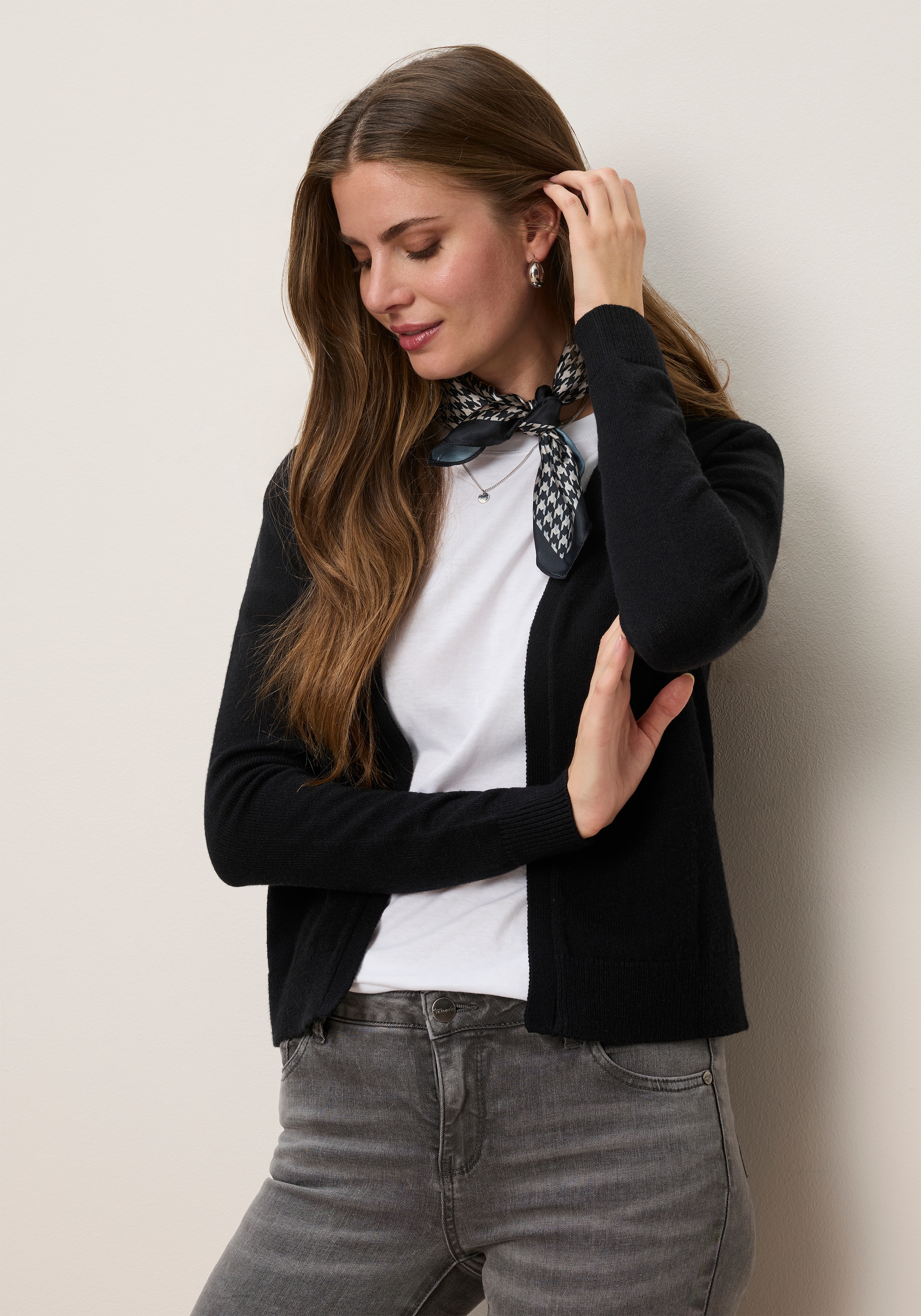 Tamaris Veste en tricot »kurzer Schnitt, figurumspielende Passform« en mélange de viscose doux