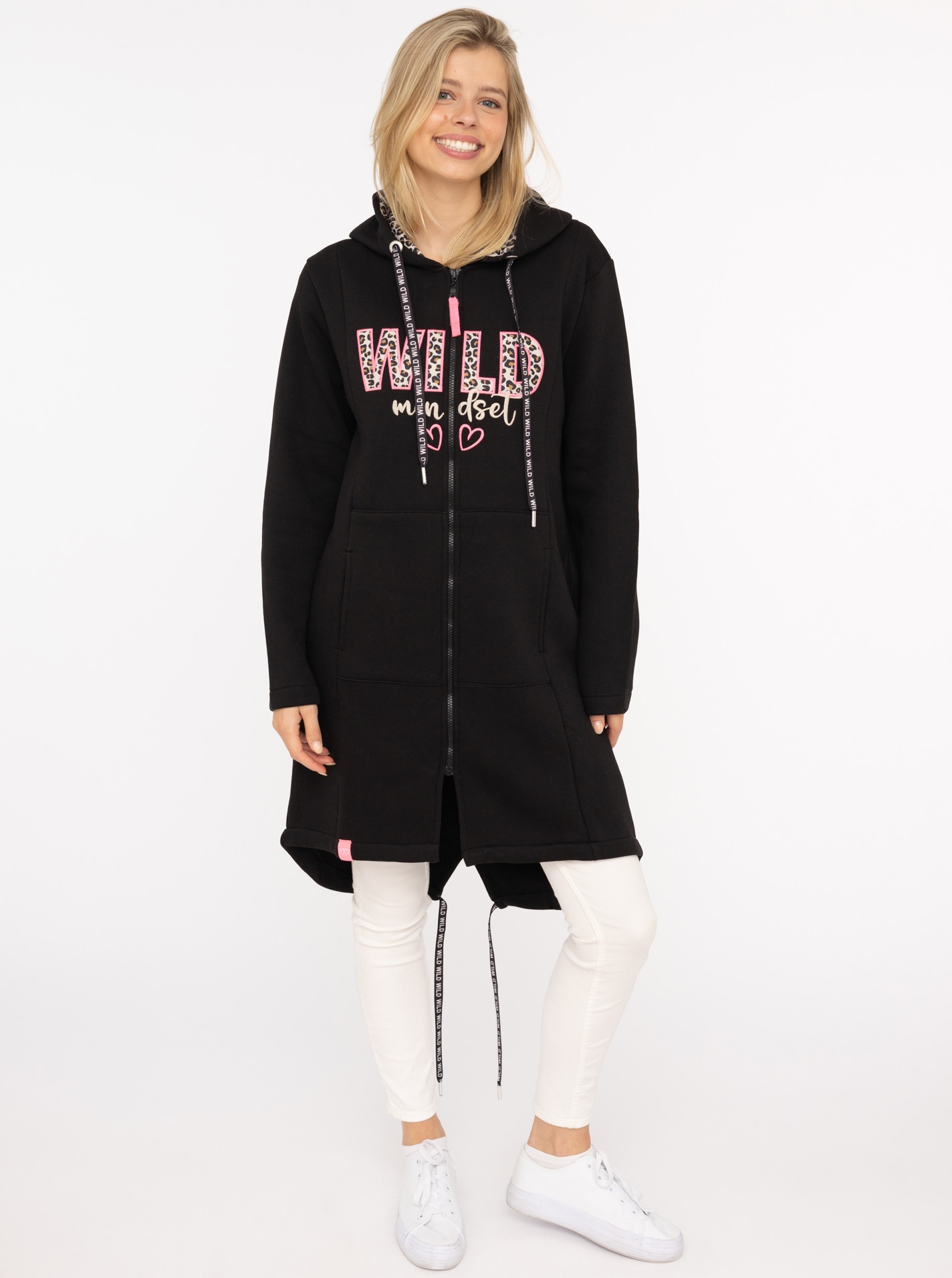 Image of Zwillingsherz Jerseymantel ""Wild Mindset"" mit grossem WILD Motiv gestickt, Leo Details, Taschen