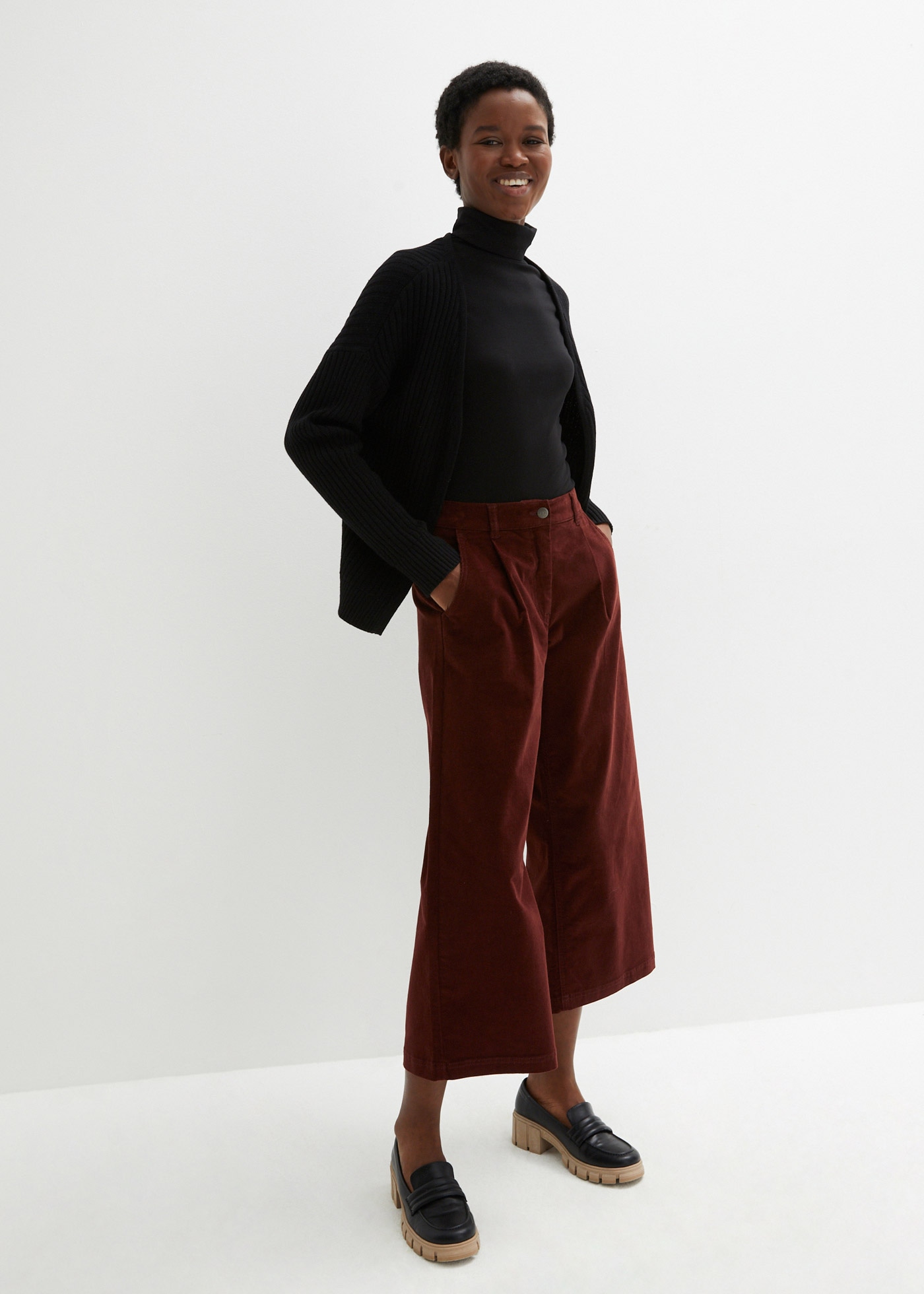 bonprix Cordhose »Weite Stretchcord-Culotte mit High-Waist-Bequembund, 7/8-Länge«  Culotte aus Stretchcord, lockere Passform, hoher Bund, 7/8-Länge