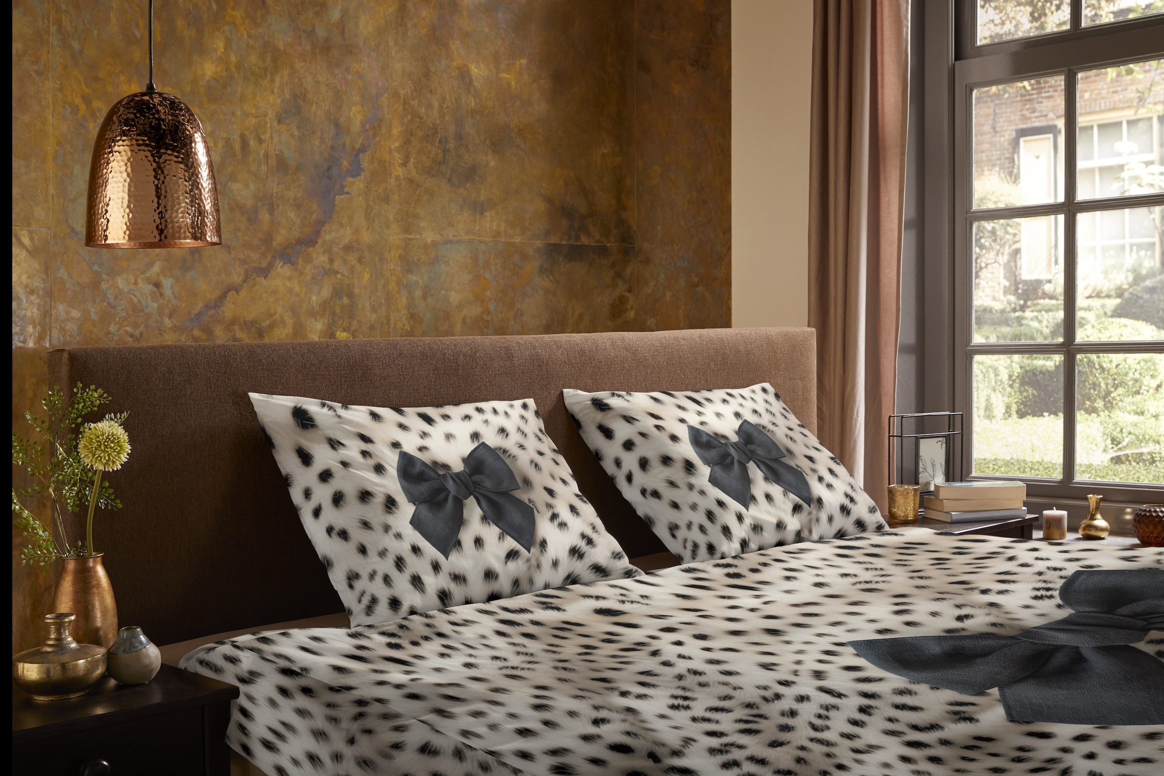 PURE luxury collection Wendebettwäsche »Ragna«, Mikrofaser, Pflegeleicht, Reissverschluss, Wendeoptik, Schleife leopard
