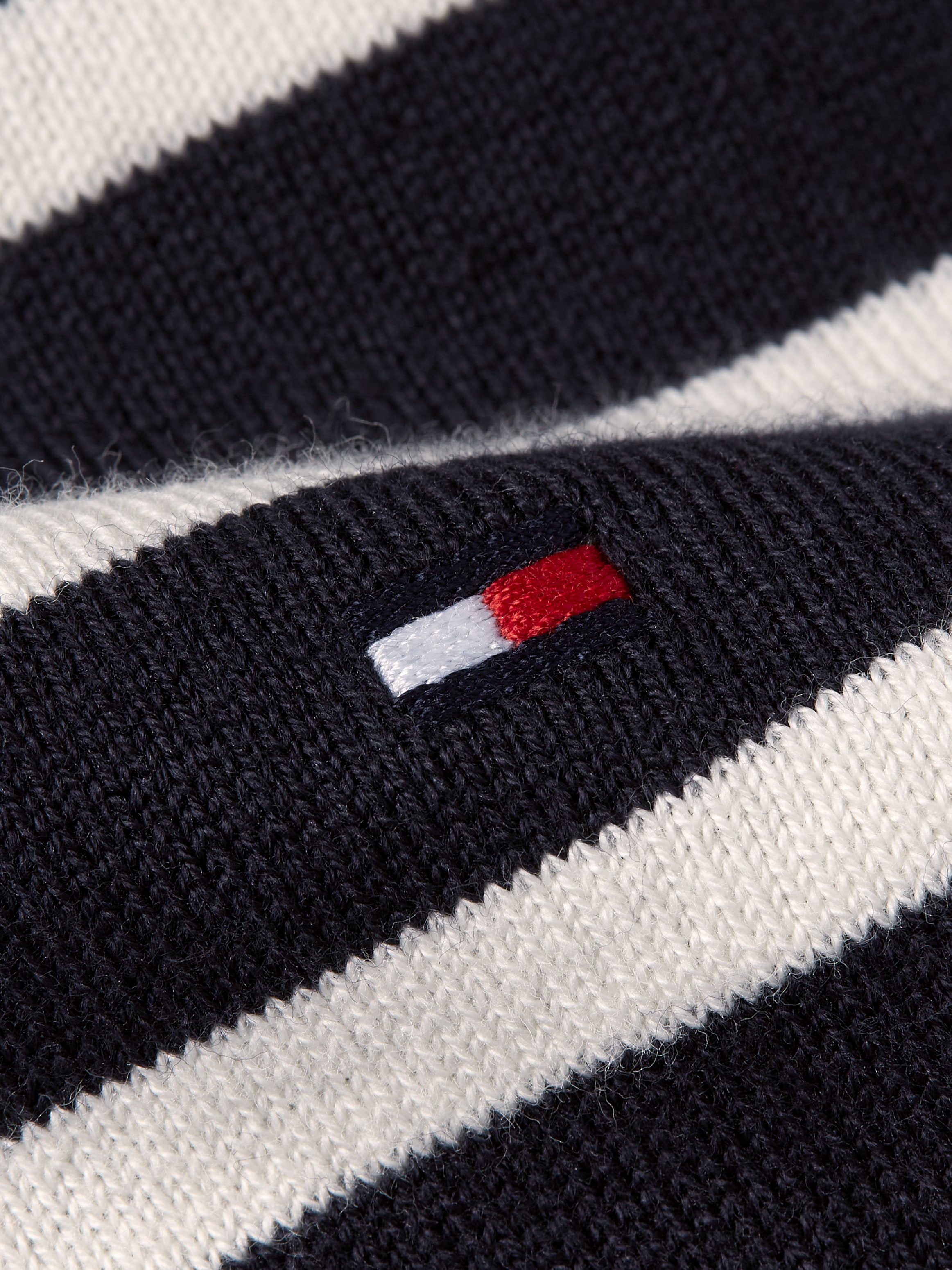 Tommy Hilfiger Strickpullover »CO JERSEY STITCH BOAT-NK SWEATER«, mit Tommy Hilfiger Logo-Flag am Ärmel