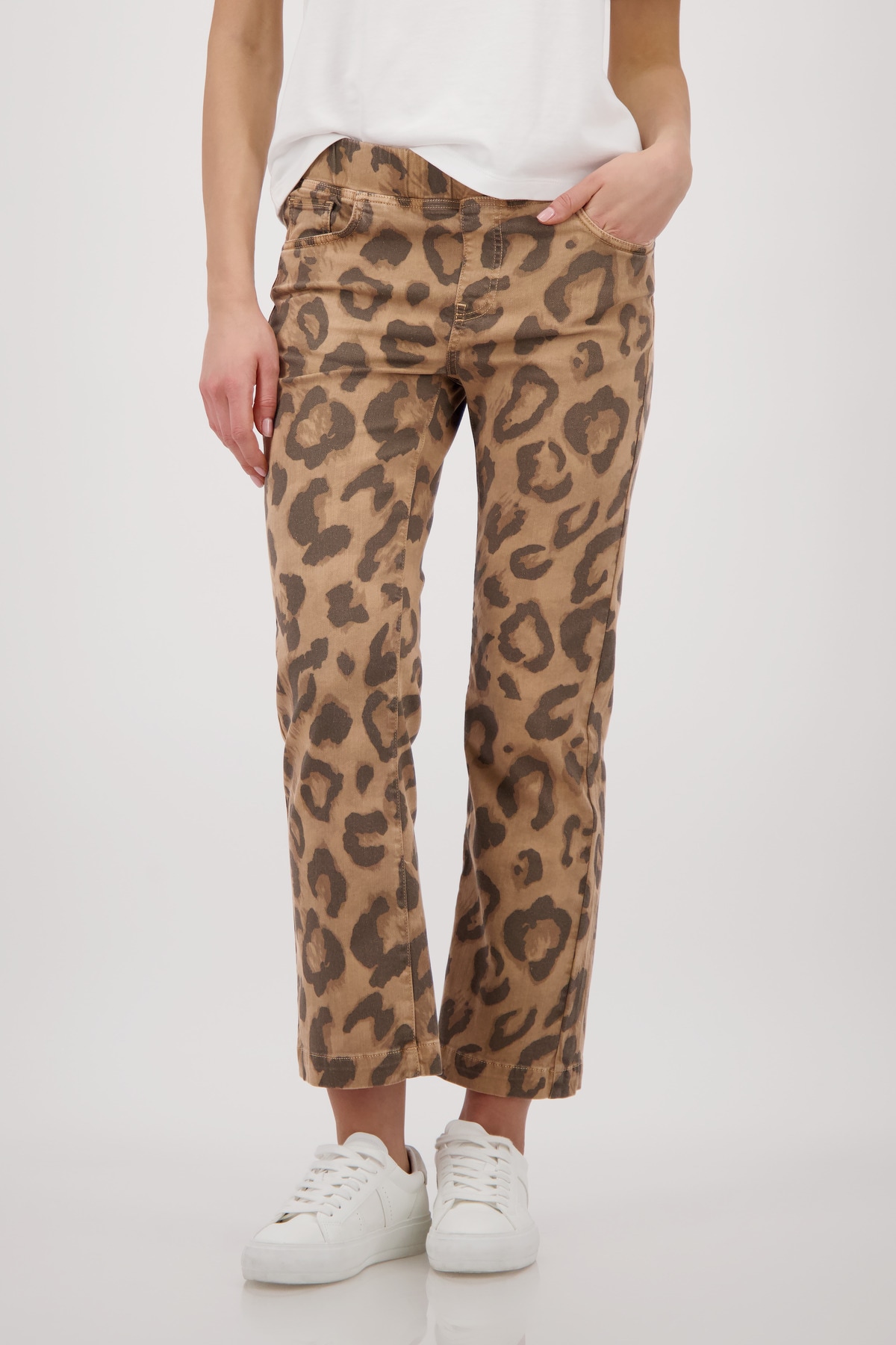 Image of Monari Jogger Pants "Leo allover 70cm" Regular fit mit Leo-Print