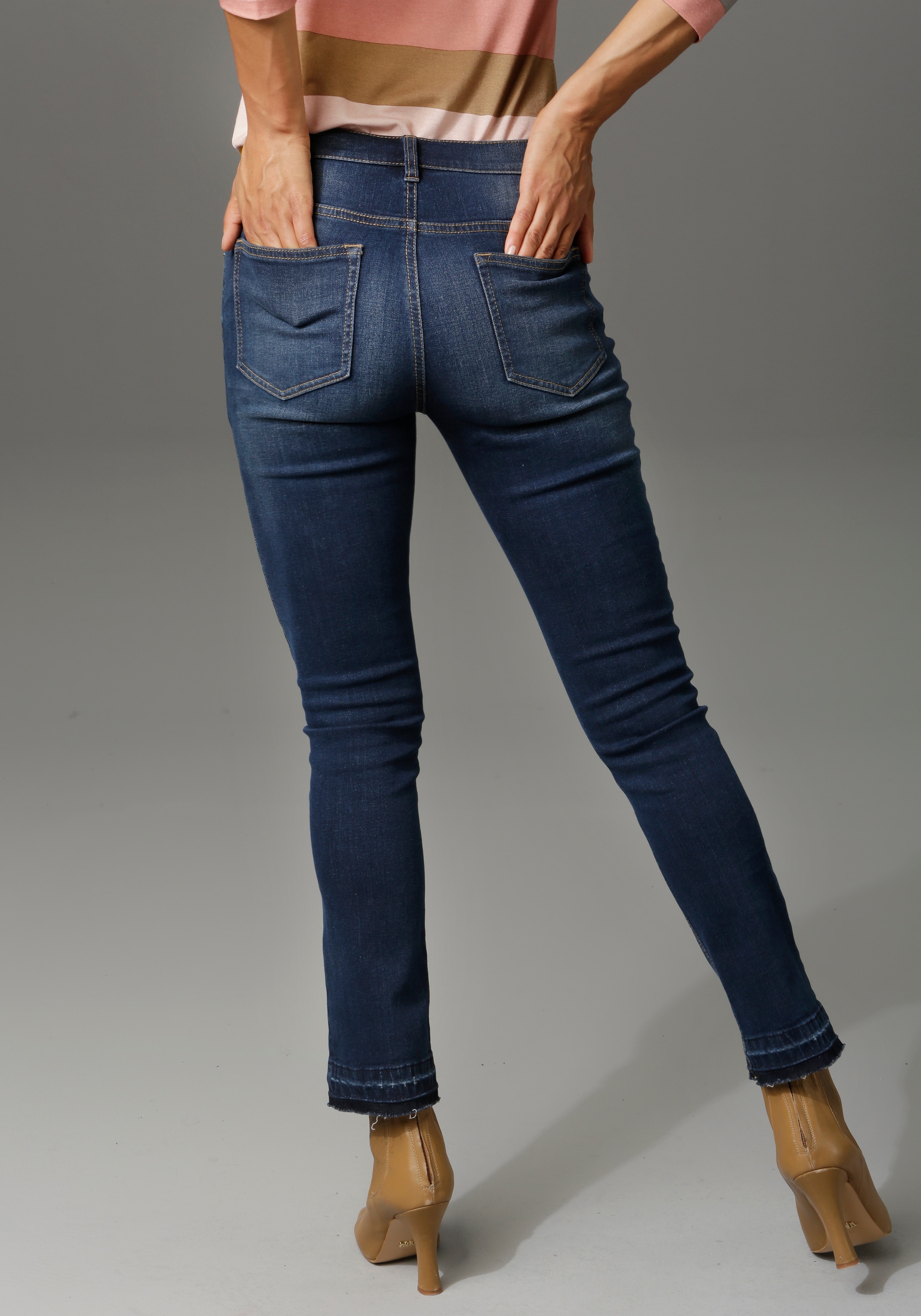 Aniston CASUAL Bootcut-Jeans, mit trendiger Waschung am leicht ausgefranstem Beinabschluss