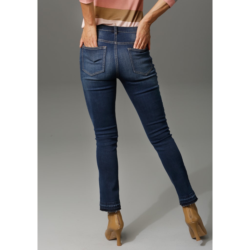 Aniston CASUAL Bootcut-Jeans, mit trendiger Waschung am leicht ausgefranstem Beinabschluss