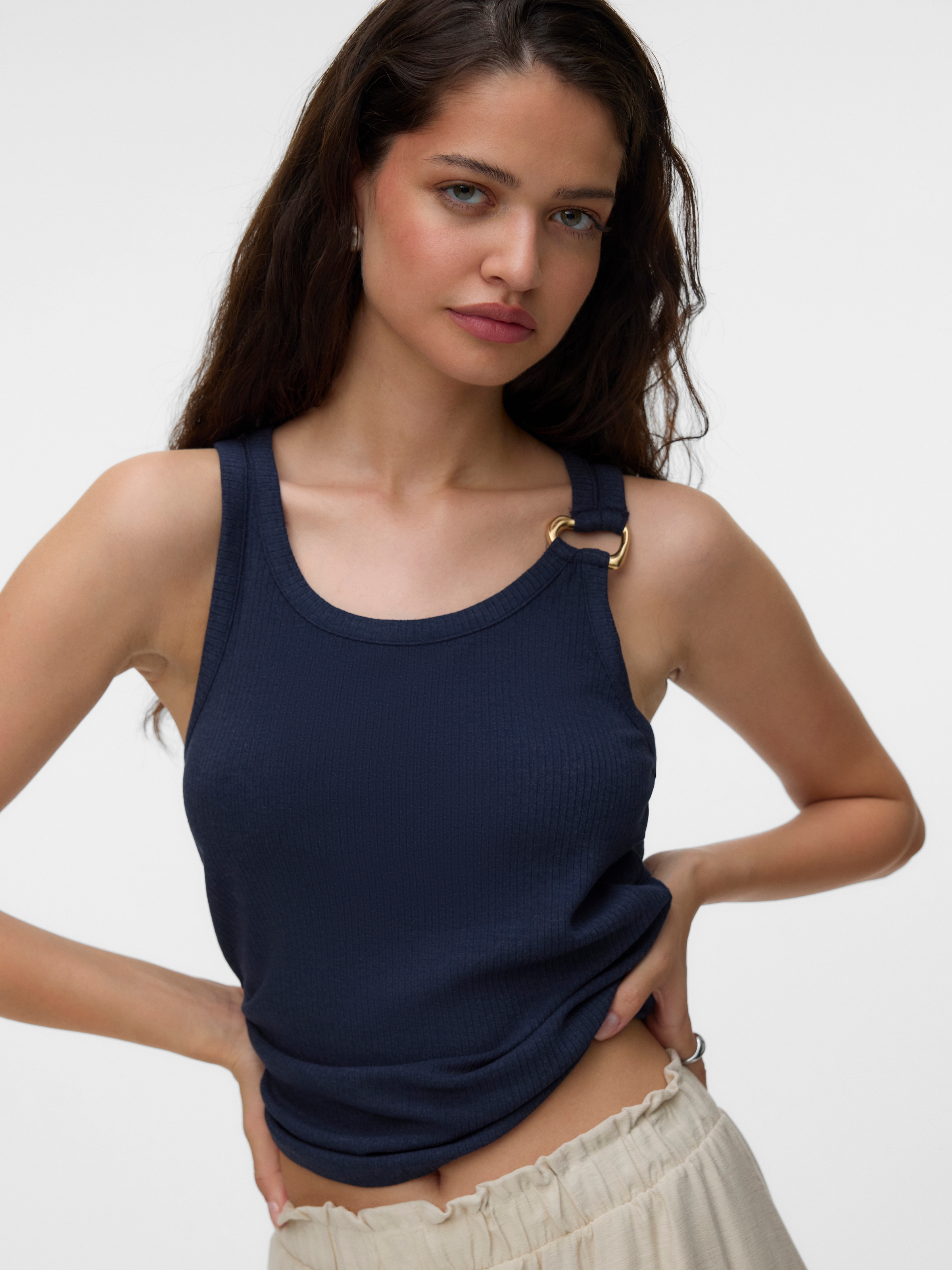 Vero Moda Débardeur »VMKIKI S/L O-NECK TOP JRS BTQ« mélange viscose, coupe régulière