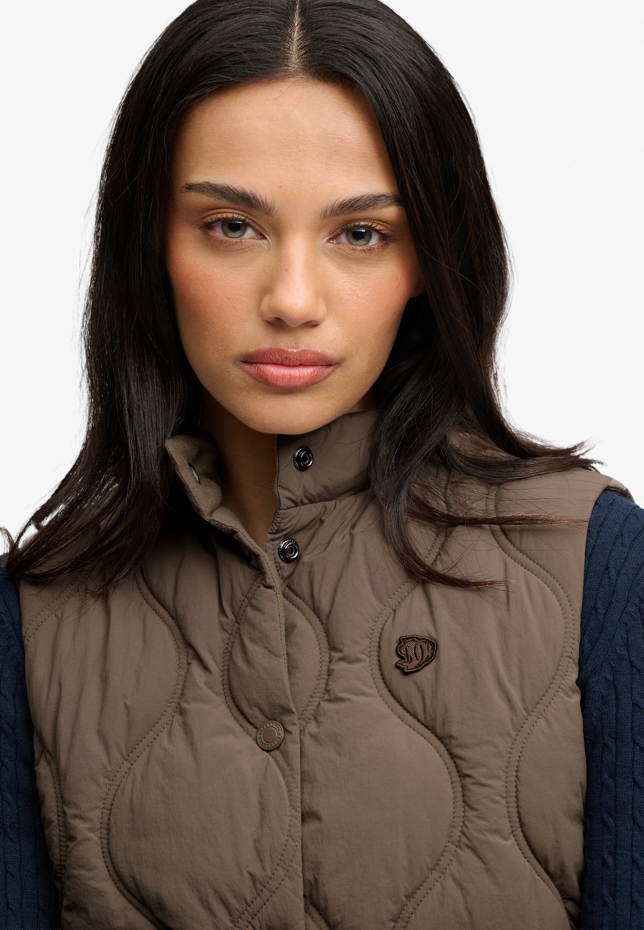 Superdry Gilet matelassé »ONION QUILT CRINKLE SNAP GILET« En nylon, coupe slim, avec fermeture éclair, longueur normale