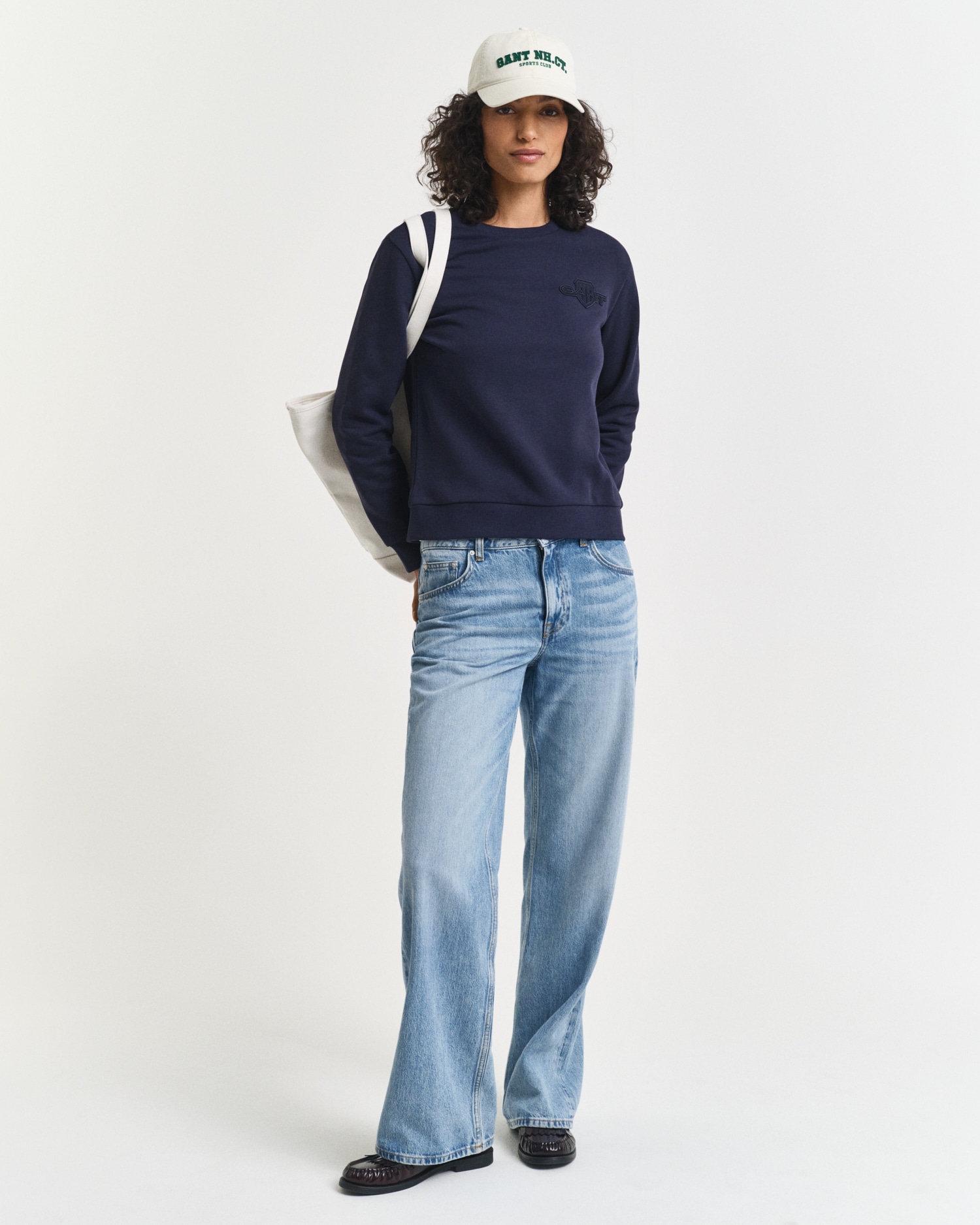 Gant Sweatshirt »REG TONAL SHIELD C-NECK SWEAT«, Ton in Ton Stickerei, Rundhals
