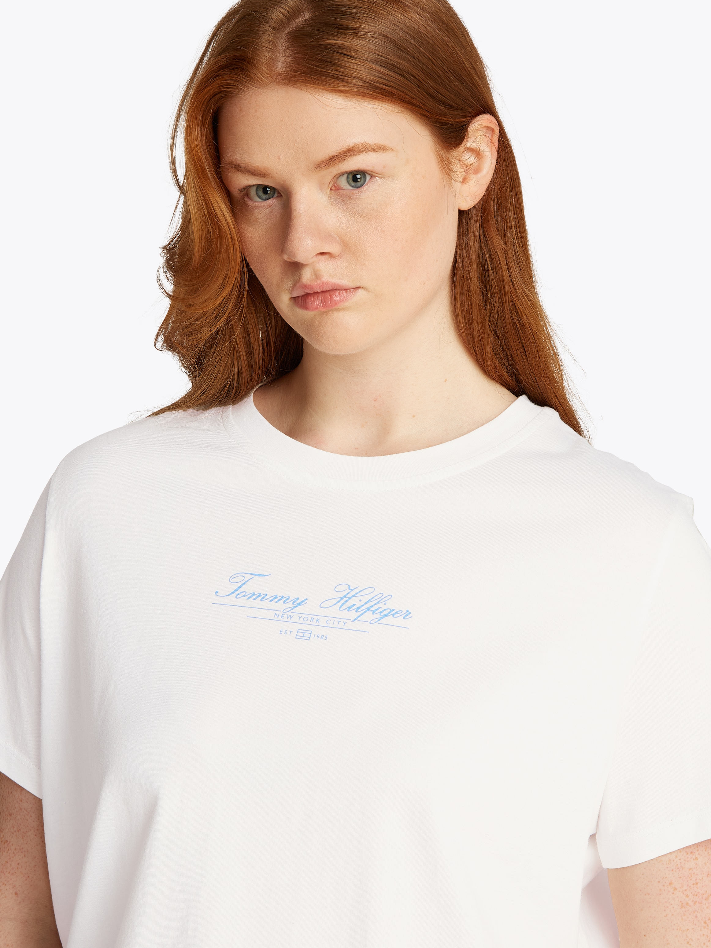 Tommy Hilfiger Curve Rundhalsshirt »CRV REG SCRIPT C-NK TEE SS«, in Grossen Grössen, Logoschriftzug