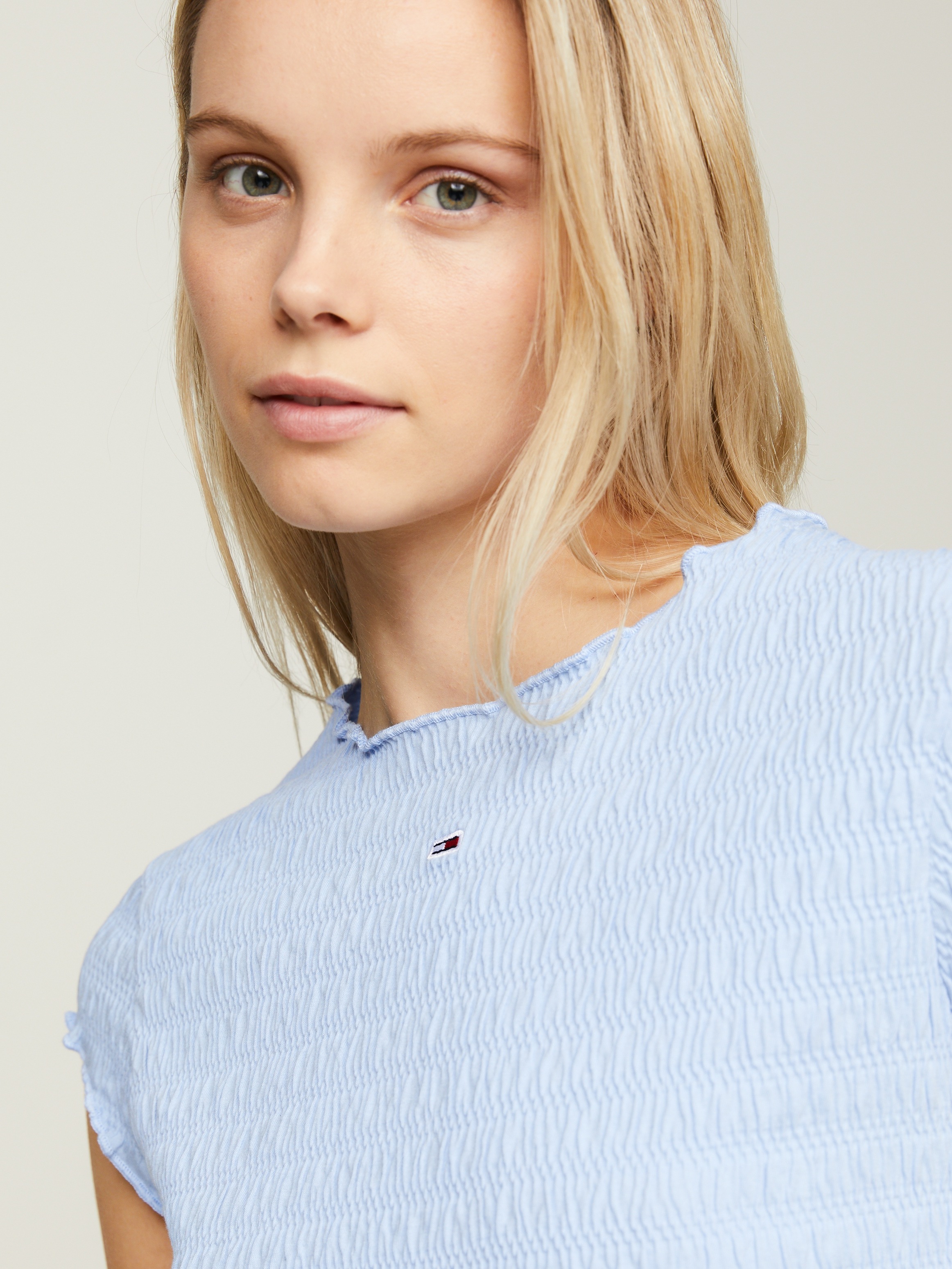 Tommy Jeans Rundhalsshirt »TJW SLIM SMOCK TEE«, allover gesmokt