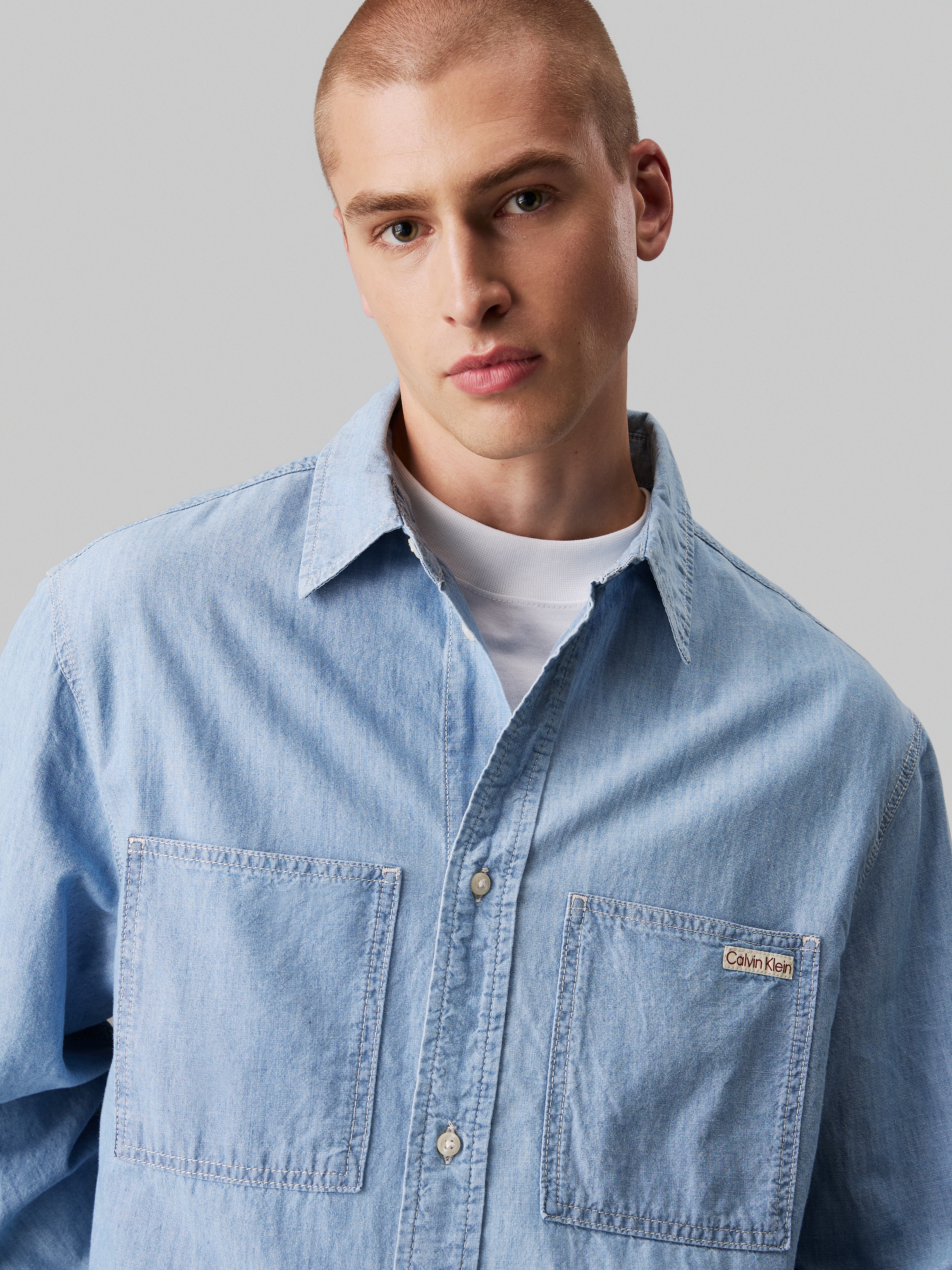 Calvin Klein Jeans Jeanshemd »EASY CHAMBRAY SHIRT«, Logodruck, Brusttaschen